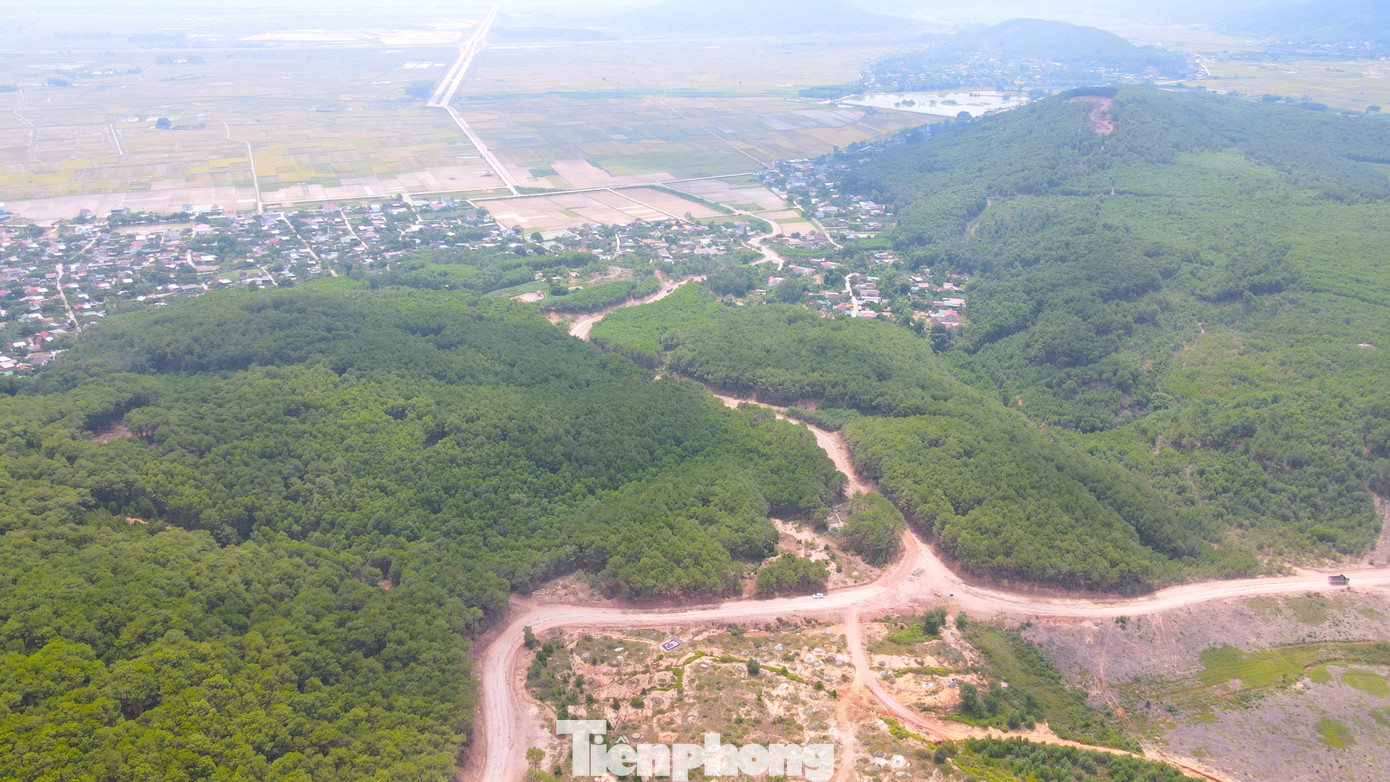 Người dân địa phương cho biết, con đường vận chuyển đất ra khỏi mỏ của 2 công ty trên đi qua khu dân cư khiến người dân luôn trong tình trạng ô nhiễm bụi đất.