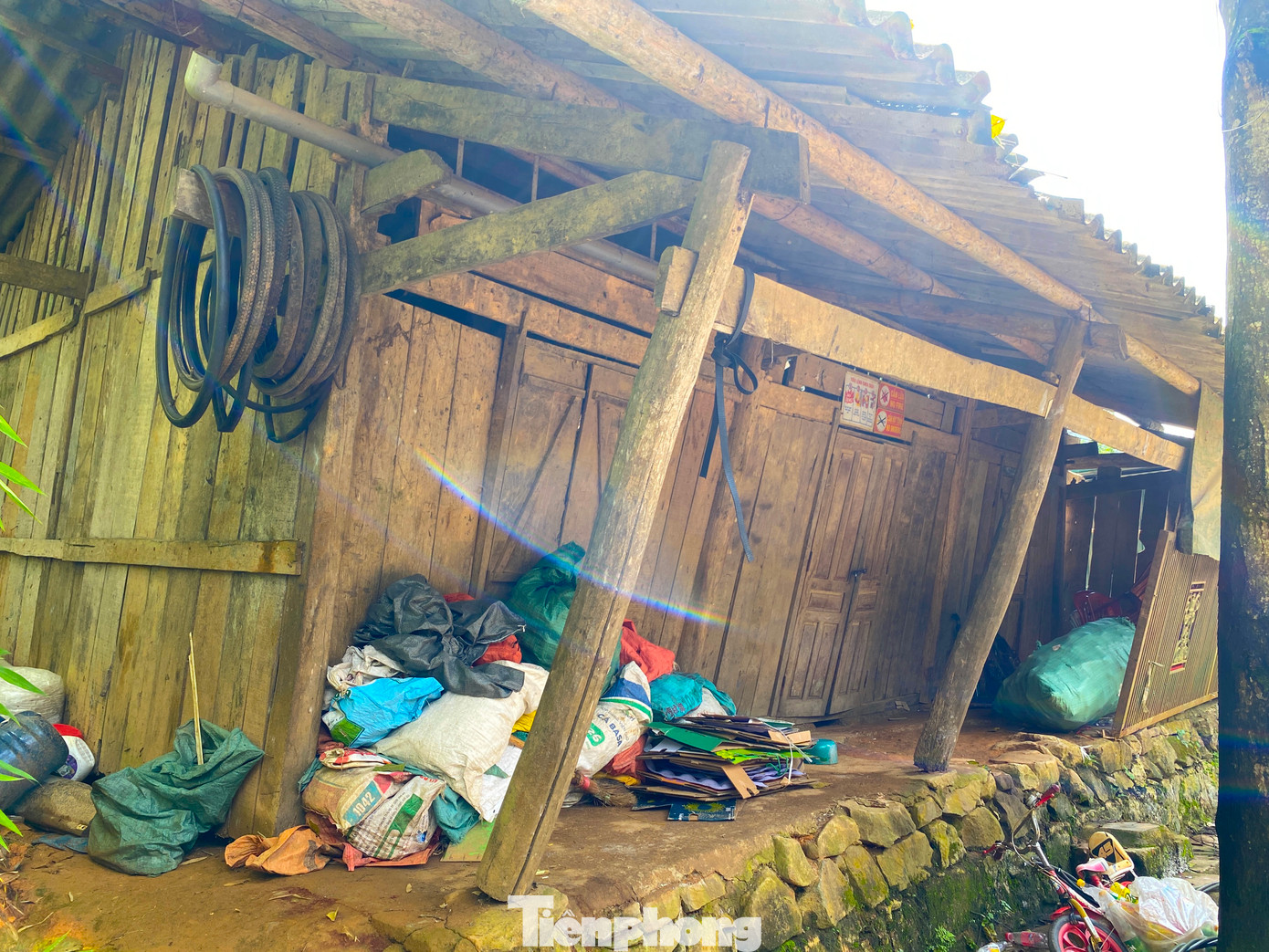 Một căn nhà ở thị trấn Nguyên Bình (huyện Nguyên Bình, Cao Bằng) bị sạt lở xô nghiêng.