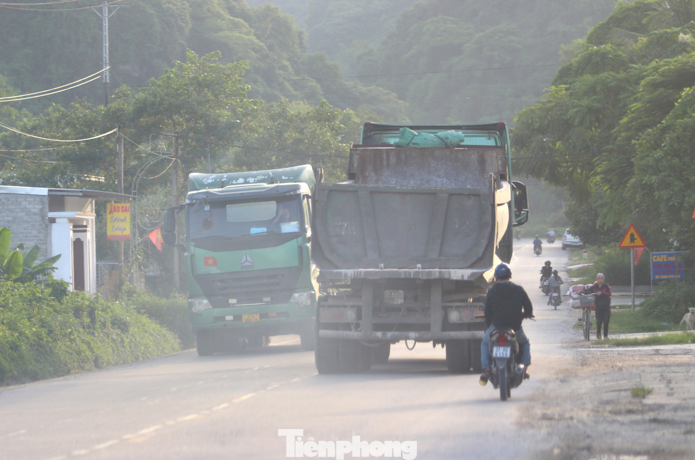Mặt đường QL48C khá hẹp nhưng những chiếc xe đầu kéo vẫn chạy nhanh, chạy ẩu khiến người đi đường khiếp sợ.