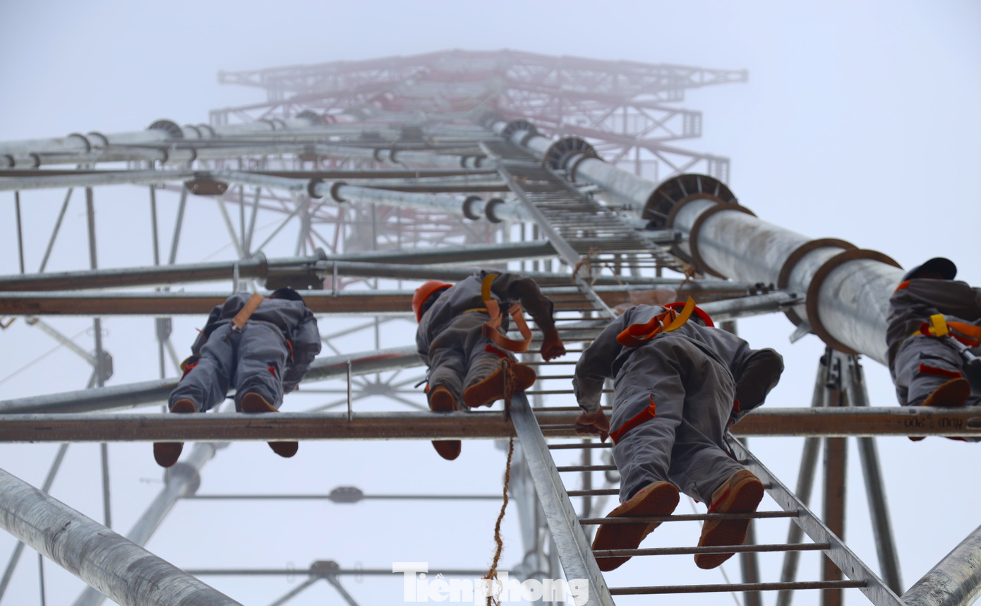 Từ 6h sáng hằng ngày, sau khi chuẩn bị các dụng cụ, đồ bảo hộ, dây đai an toàn, thiết bị.... nhóm công nhân của Đội xây dựng và xây lắp tổng hợp Huy Hoàng lại bắt đầu men theo những chiếc thang để leo lên đỉnh cột làm việc.