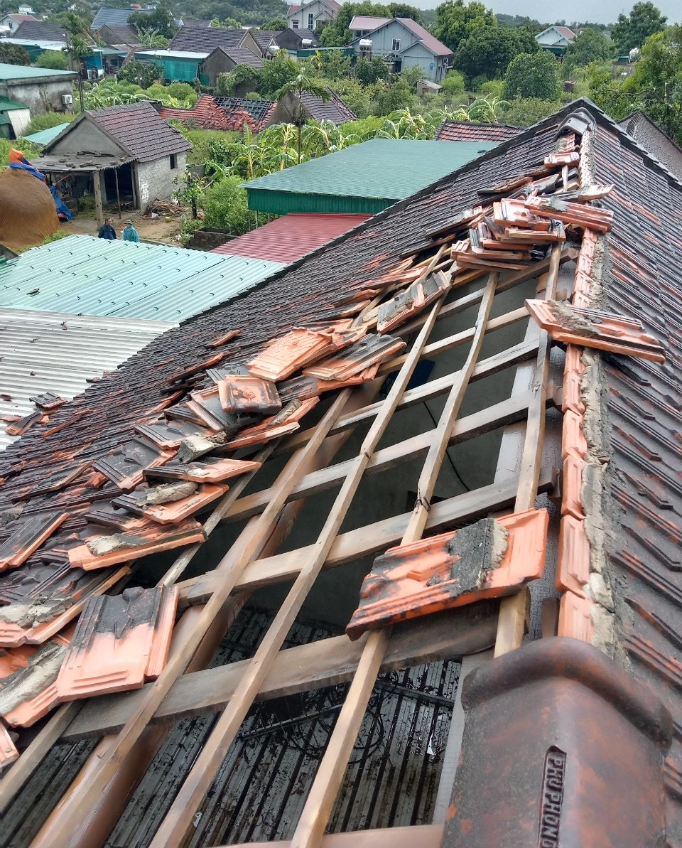 Theo thống kê, cơn lốc xoáy quét qua chỉ ít phút nhưng kèm gió giật mạnh đã khiến 14 ngôi nhà bị tốc mái, nhiều chuồng trại chăn nuôi bị hư hỏng; nhiều cây cối, hoa màu bị thiệt hại.