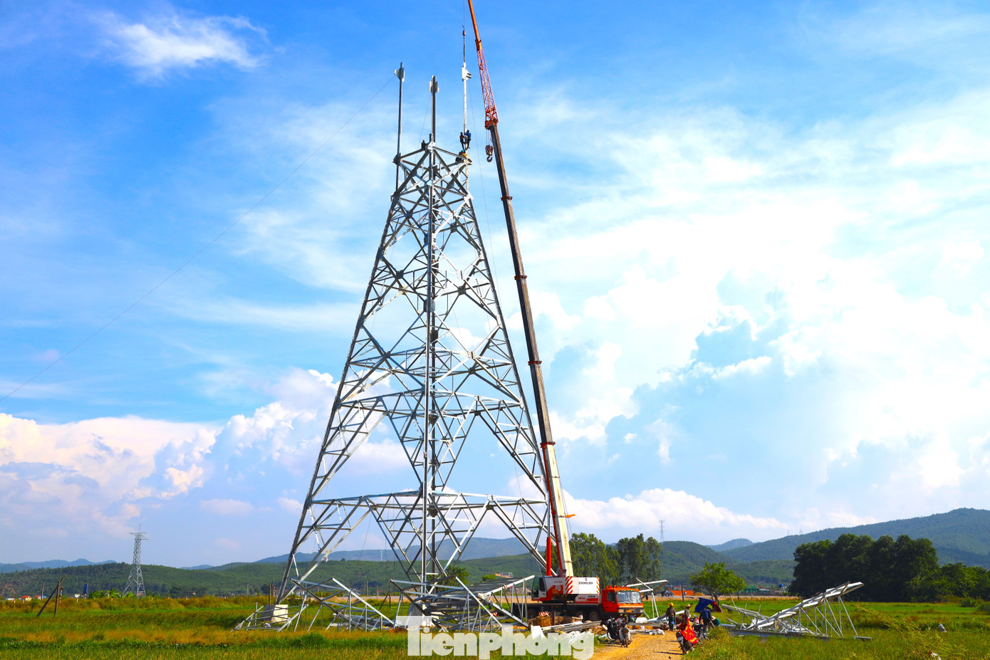 Những ngày hè tháng 7/2024, tại khu vực xã Minh Châu (huyện Diễn Châu, tỉnh Nghệ An), những cây cột điện "khổng lồ" đang được các công nhân khẩn trương hoàn thiện.