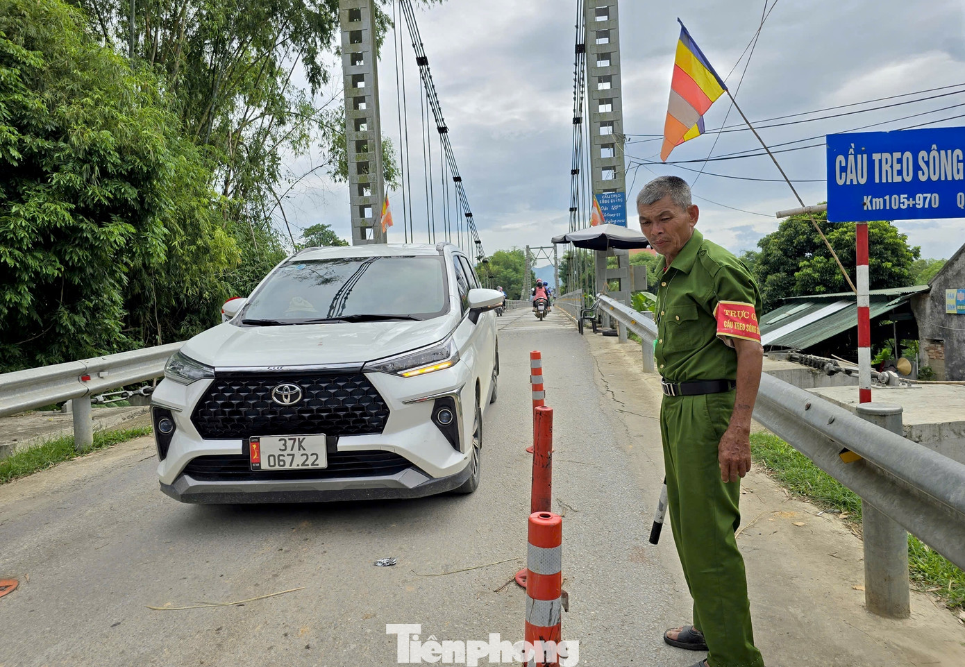 Cơ quan quản lý cũng thuê 2 người túc trực đầu cầu để ngăn xe tải trọng lớn, điều tiết giao thông giảm ùn tắc và không cho các xe ô tô đối đầu trên cầu tránh nguy hiểm. Tuy nhiên, đây cũng chỉ là giải pháp mang tính tạm thời.
