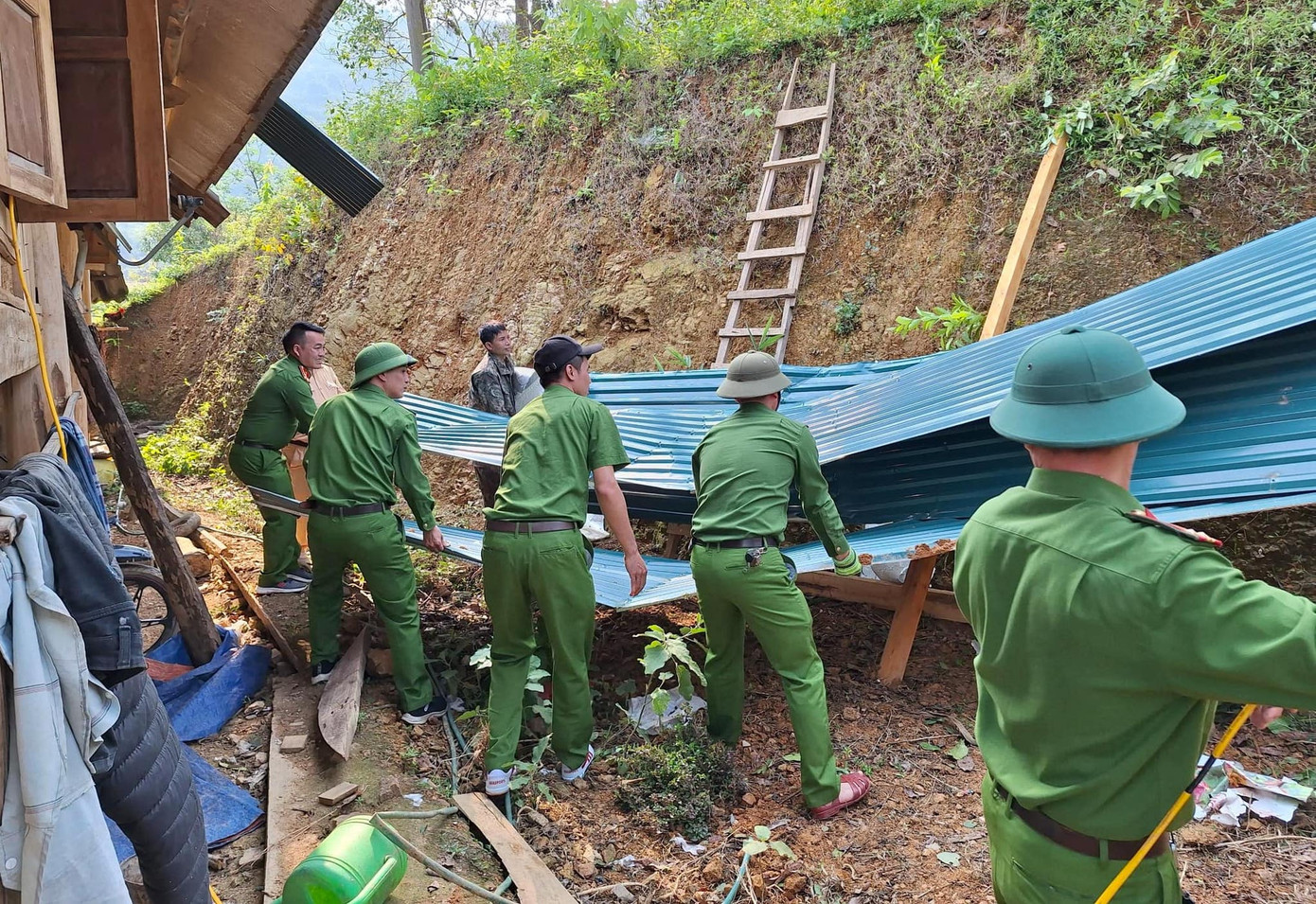 Do số lượng nhà bị thiệt hại lớn nên trong những ngày tới, lực lượng Công an huyện Kỳ Sơn, đoàn viên thanh niên và chính quyền địa phương các xã tiếp tục hỗ trợ người dân khắc phục hậu quả để sớm ổn định lại cuộc sống. Do số lượng nhà bị thiệt hại lớn nên trong những ngày tới, lực lượng Công an huyện Kỳ Sơn, đoàn viên thanh niên và chính quyền địa phương các xã tiếp tục hỗ trợ người dân khắc phục hậu quả để sớm ổn định lại cuộc sống.