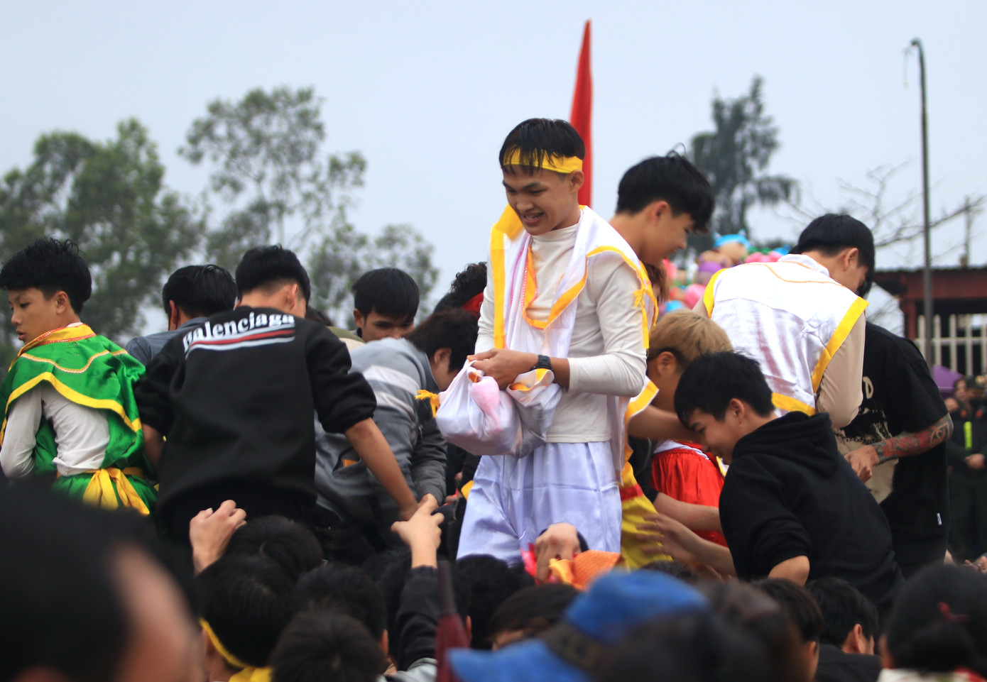 Nhiều người "cướp" lộc xong liền phân phát cho người dân xung quanh. Nhiều người "cướp" lộc xong liền phân phát cho người dân xung quanh.