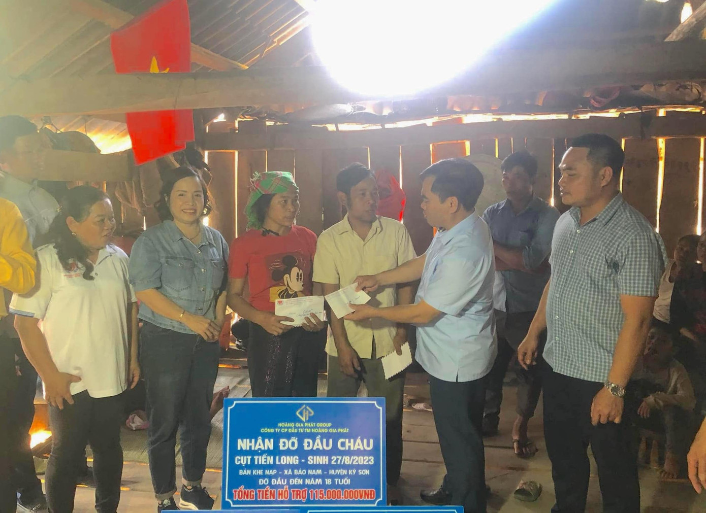 Ông Nguyễn Viết Hùng - Chủ tịch UBND huyện Kỳ Sơn (Nghệ An) cùng đoàn công tác và nhà hảo tâm trao tặng quà động viên thăm hỏi gia đình vợ chồng nạn nhân Cụt Văn Sơn.