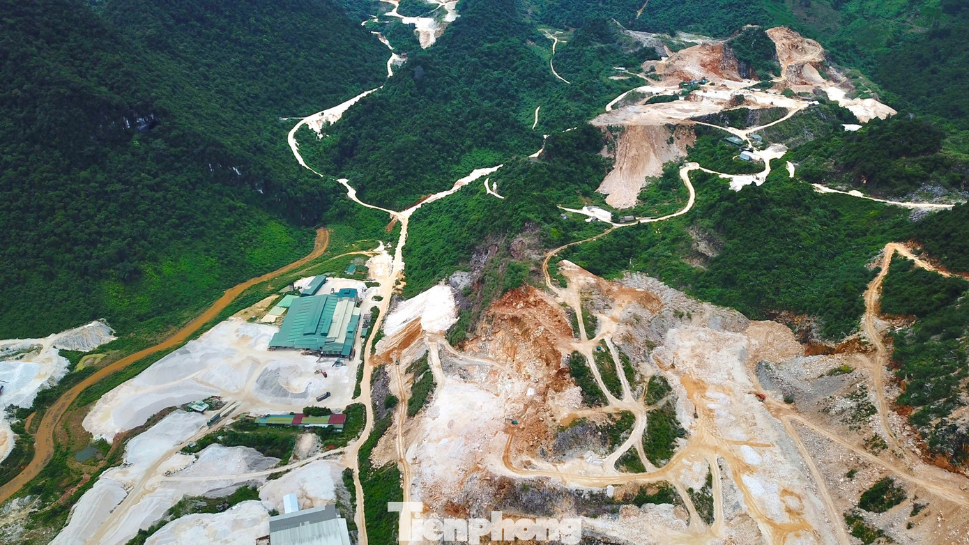 Các mỏ khoáng sản chiếm nhiều diện tích rừng núi trên địa bàn huyện Quỳ Hợp. Nhiều ngọn núi trước đây mang màu xanh của cây rừng thì nay đã bị thay thế bởi màu trắng của đá và các nhà xưởng được dựng lên để hoạt động khoáng sản.