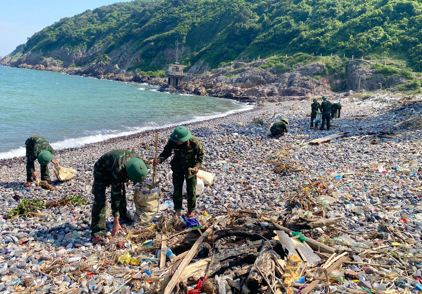 Sáng 6/10, 36 cán bộ chiến sĩ thuộc Chi đoàn cơ sở Đại đội hỗn hợp Đảo Ngư đã ra bãi biển để thu gom rác, làm sạch bãi biển.