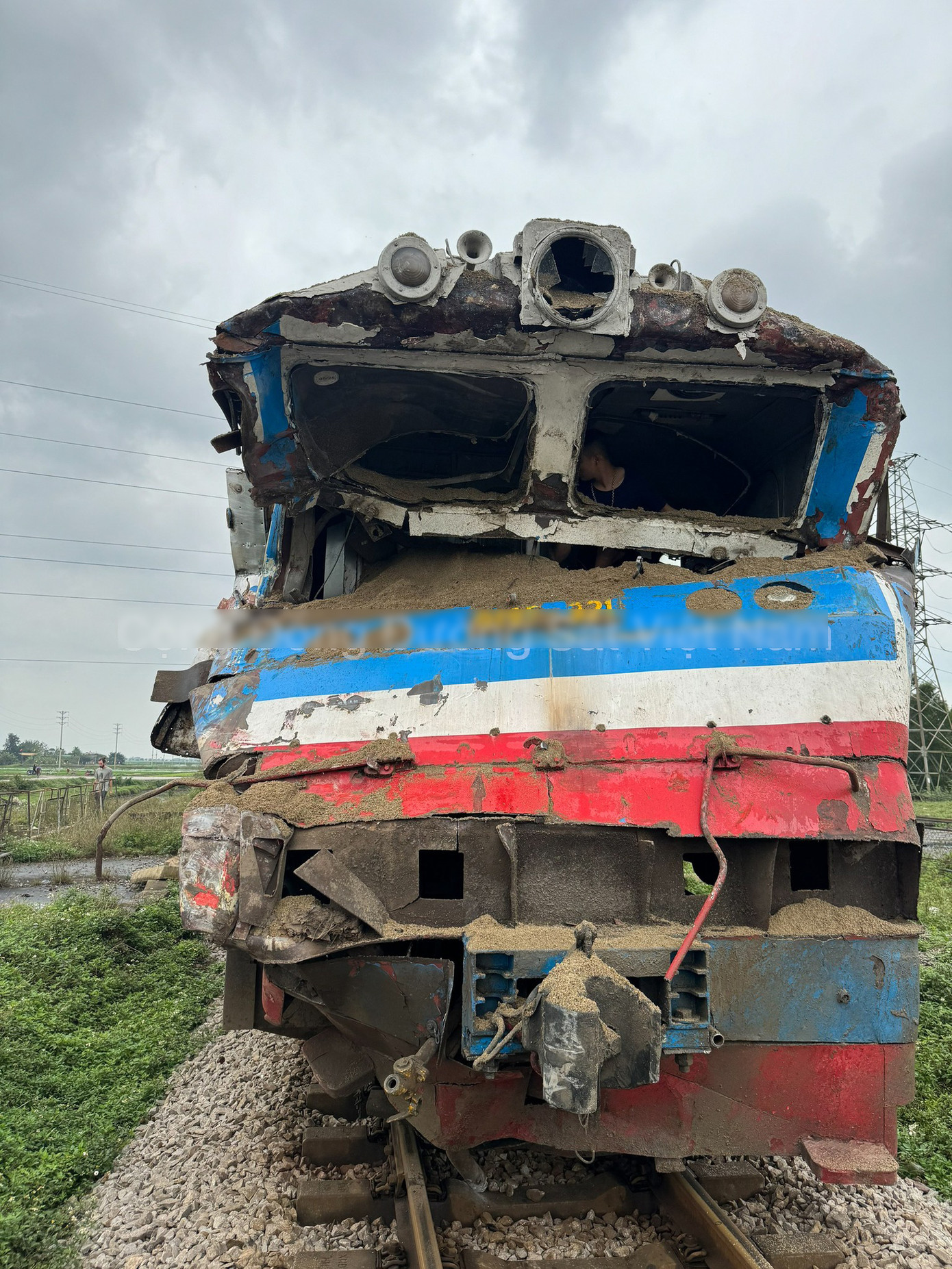 Sau vụ tai nạn, đầu tàu bị móp, hư hỏng nghiêm trọng.