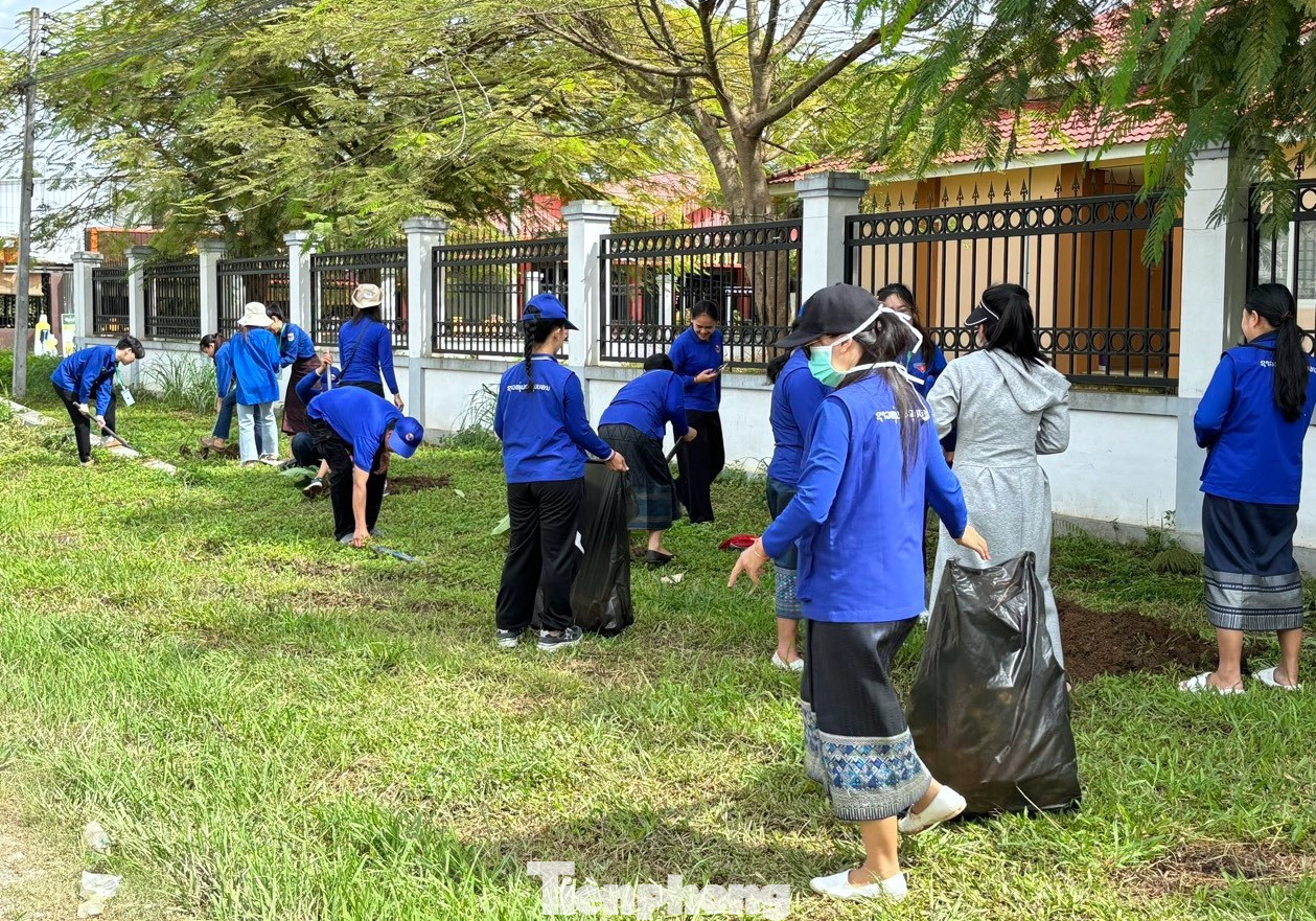 Ngoài dạy học, tranh thủ những ngày nghỉ, thanh niên tham gia cùng đoàn viên thanh niên tại tỉnh Xiêng Khoảng quét dọn vệ sinh khuôn viên công cộng, các khu di tích, trường học trên địa bàn. Ngoài dạy học, tranh thủ những ngày nghỉ, thanh niên tham gia cùng đoàn viên thanh niên tại tỉnh Xiêng Khoảng quét dọn vệ sinh khuôn viên công cộng, các khu di tích, trường học trên địa bàn.