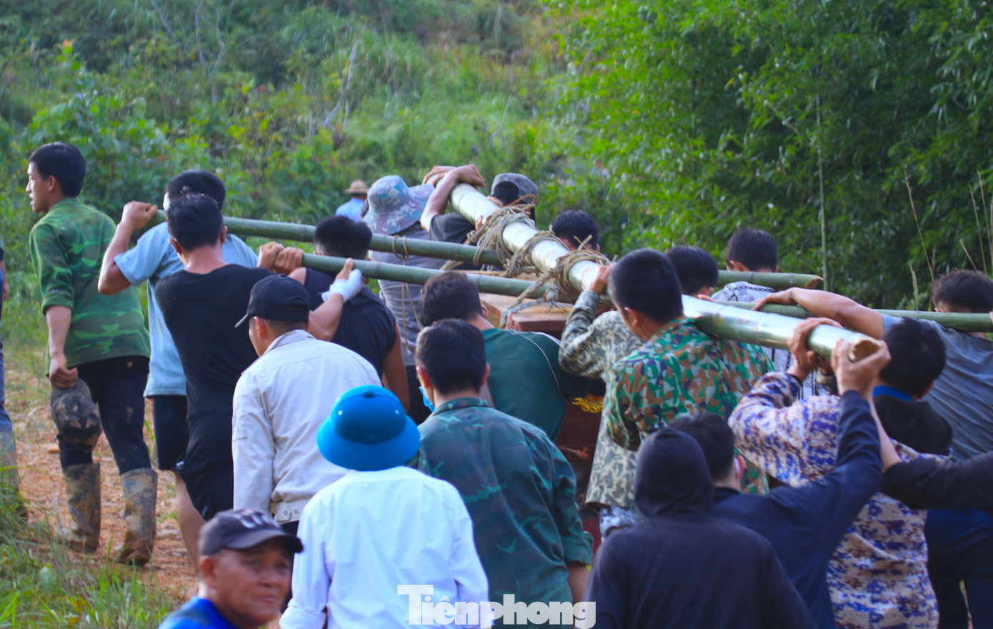 Sau khi hoàn tất các thủ tục, người thân đã khiêng quan tài các nạn nhân đi mai táng trên ngọn đồi cách xóm chừng 1km.