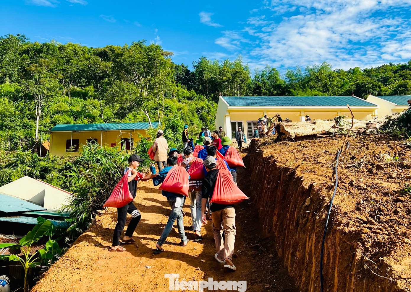 Trước đó, trường PTDTBT Tiểu học xã Nhôn Mai xây dựng thêm một dãy phòng học để đáp ứng nhu cầu dạy, học trên địa bàn xã. Đi kèm dãy trường học là mở một con đường đất để giáo viên và học sinh đi lại. Trước đó, trường PTDTBT Tiểu học xã Nhôn Mai xây dựng thêm một dãy phòng học để đáp ứng nhu cầu dạy, học trên địa bàn xã. Đi kèm dãy trường học là mở một con đường đất để giáo viên và học sinh đi lại.