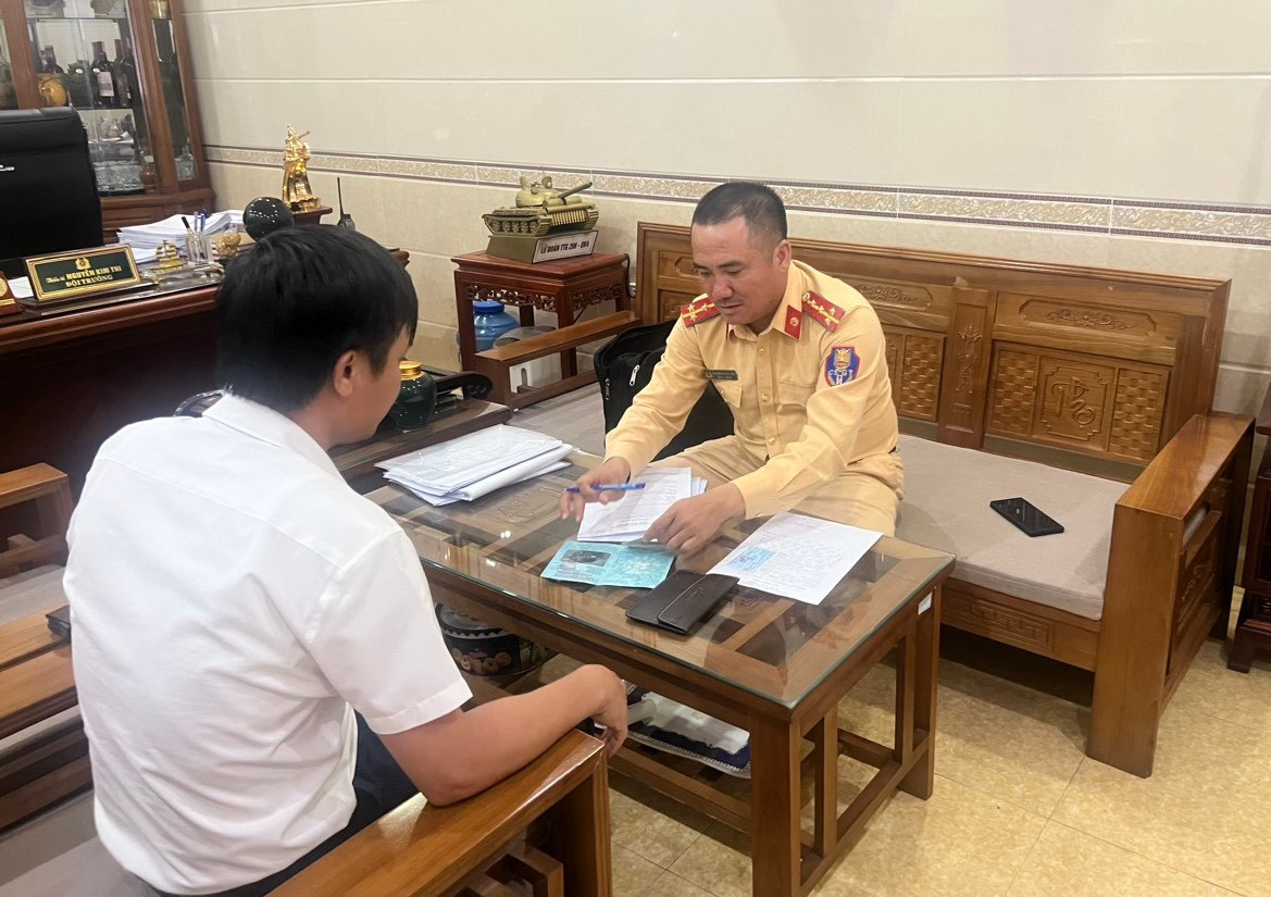 Cảnh sát mời tài xế lên trụ sở để làm rõ sự việc. Cảnh sát mời tài xế lên trụ sở để làm rõ sự việc.
