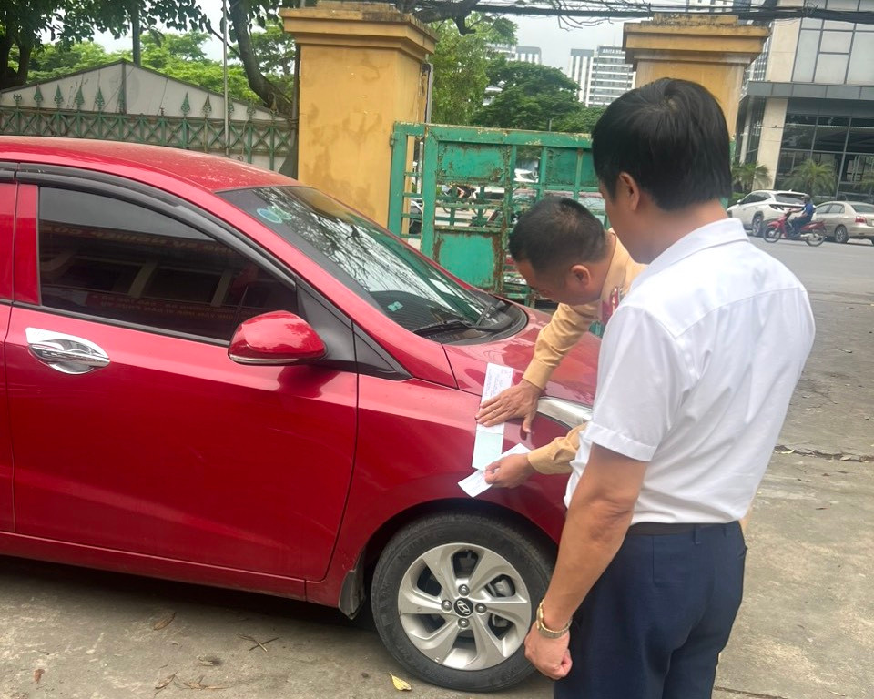 Chiếc xe ô tô bị niêm phong để tiếp tục làm rõ sự việc và xử lý theo quy định của pháp luật. Chiếc xe ô tô bị niêm phong để tiếp tục làm rõ sự việc và xử lý theo quy định của pháp luật.