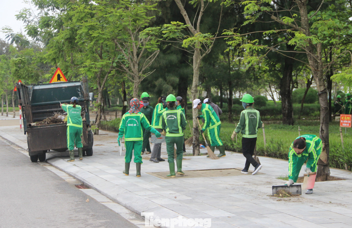 Các công nhân Công ty Môi trường Đô thị Nghệ An dọn sạch phố biển Cửa Lò.