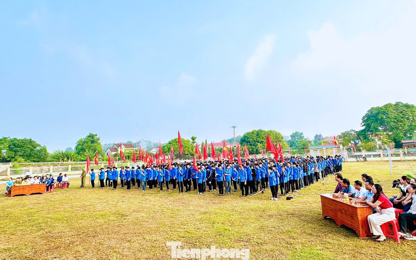Hưởng ứng ngày toàn dân ra quân làm thủy lợi 16/10, liên tục trong các ngày vừa qua cùng với các xã, lực lượng tuổi trẻ huyện Thanh Chương (Nghệ An) và các trường THPT trên địa bàn đã phối hợp tham gia làm giao thông, thủy lợi.
