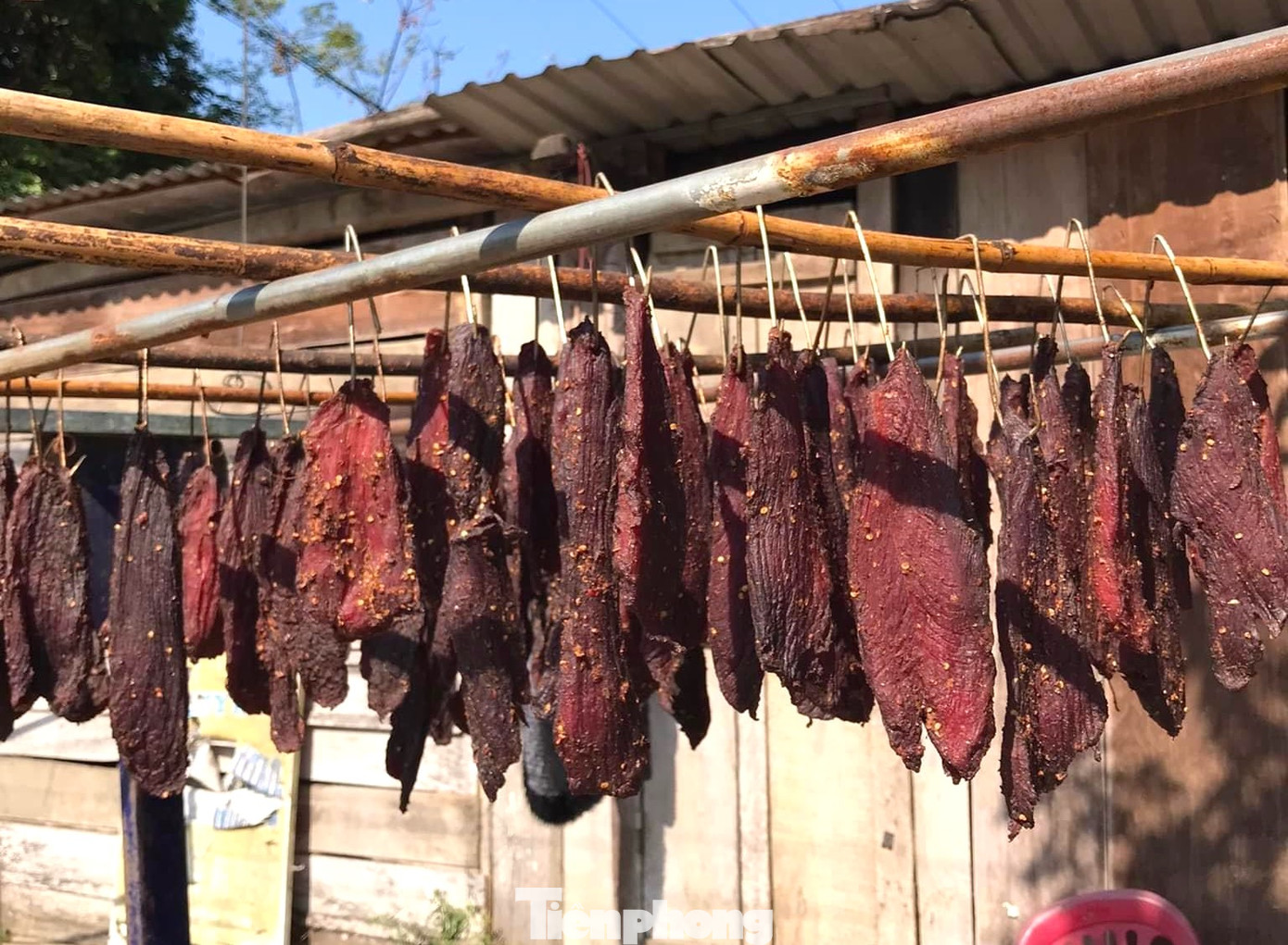 Mỗi ngày cơ sở của chị Nhuận mua 5 yến thịt về làm. Với việc làm thịt trâu, bò gác bếp thì 5 yến thịt tươi cho ra khoảng 15kg thịt khô. Nếu làm lạp sườn thì 50 kg thịt tươi cho ra được 20kg lạp sườn thành phẩm. Mỗi ngày cơ sở của chị Nhuận mua 5 yến thịt về làm. Với việc làm thịt trâu, bò gác bếp thì 5 yến thịt tươi cho ra khoảng 15kg thịt khô. Nếu làm lạp sườn thì 50 kg thịt tươi cho ra được 20kg lạp sườn thành phẩm.