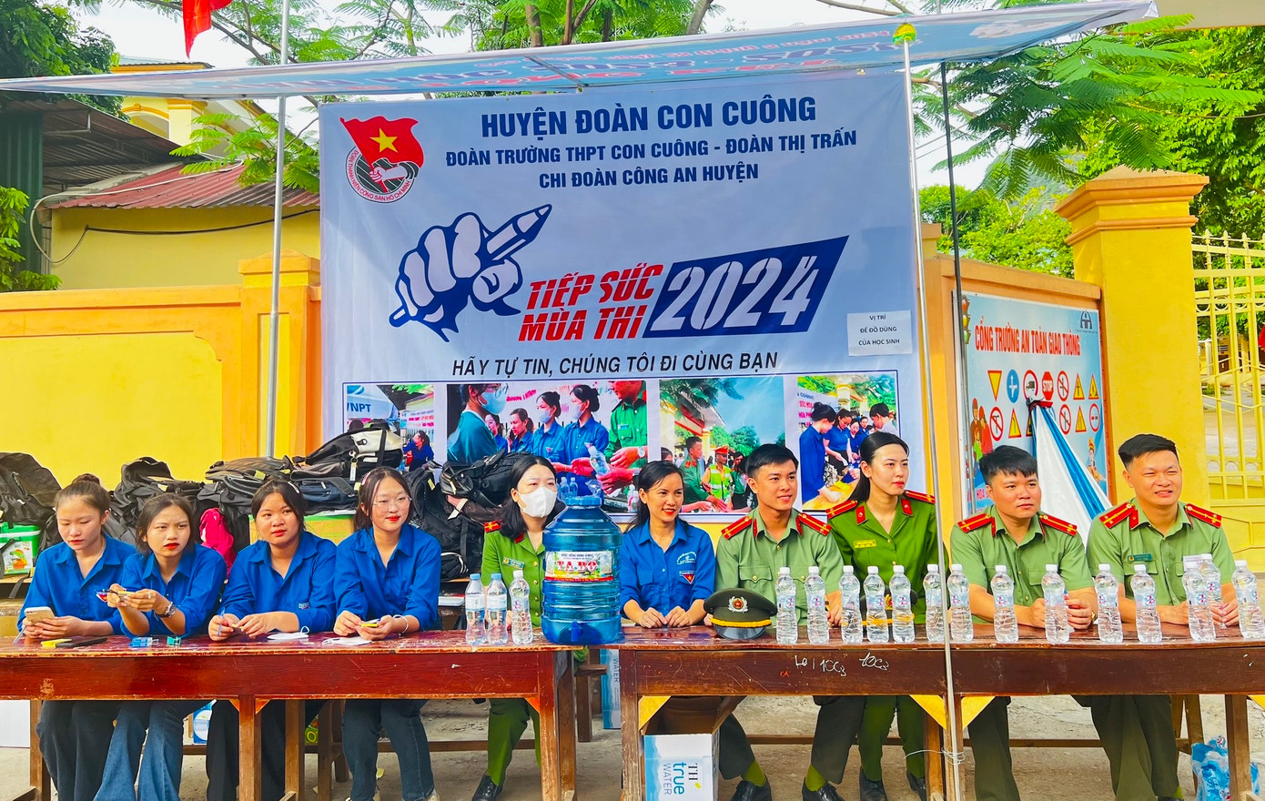 Các đoàn viên thanh niên trên địa bàn huyện phối hợp tổ chức chương trình tiếp sức mùa thi kỳ thi tuyển sinh lớp 10; tổ chức thăm, tặng quà cho trẻ em có hoàn cảnh đặc biệt khó khăn nhân ngày quốc tế thiếu nhi. Qua đó thể hiện trách nhiệm, sự quan tâm của các cấp Bộ Đoàn đối với sự nghiệp bảo vệ, chăm sóc và giáo dục trẻ em trên địa bàn.