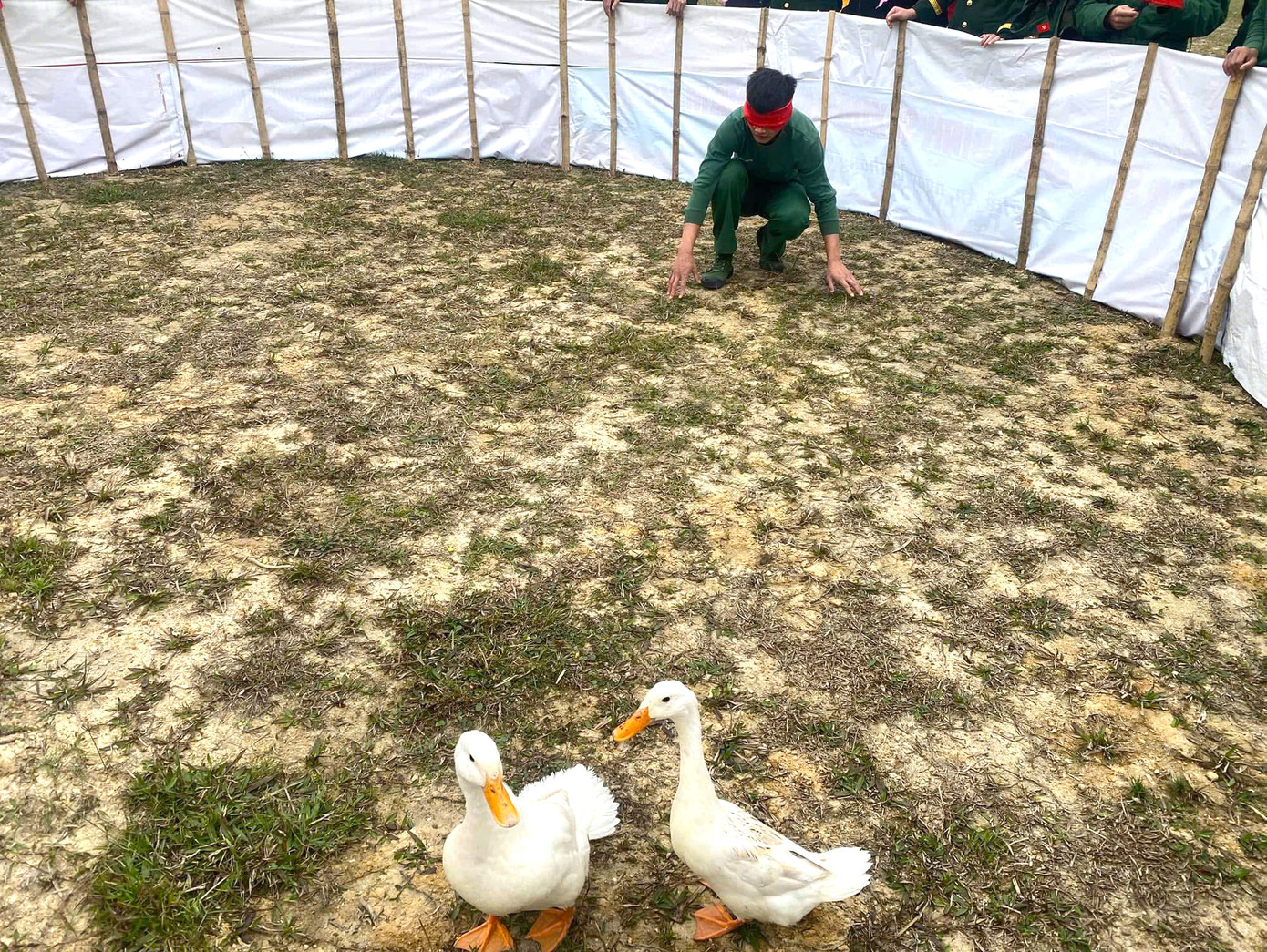 Các chiến sĩ tham gia trò chơi bịt mắt bắt vịt với những pha hài hước, gay cấn. Các chiến sĩ tham gia trò chơi bịt mắt bắt vịt với những pha hài hước, gay cấn.