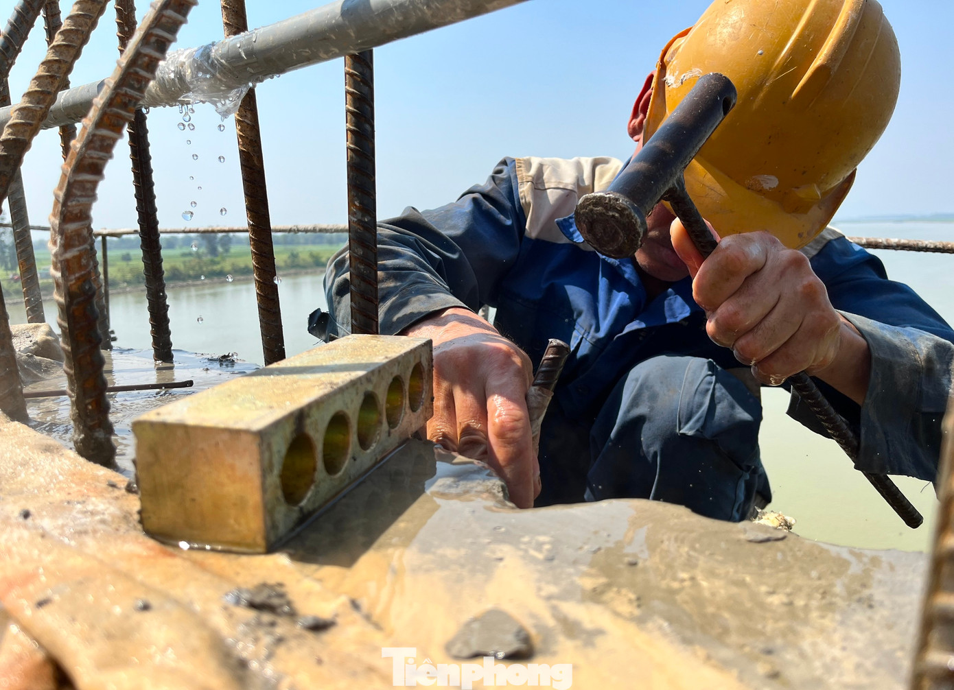 Những ngày đầu tháng 3/2024, các công nhân đang khẩn trương làm việc trên các cây cầu để sớm hoàn thiện đưa vào sử dụng. Những ngày đầu tháng 3/2024, các công nhân đang khẩn trương làm việc trên các cây cầu để sớm hoàn thiện đưa vào sử dụng.