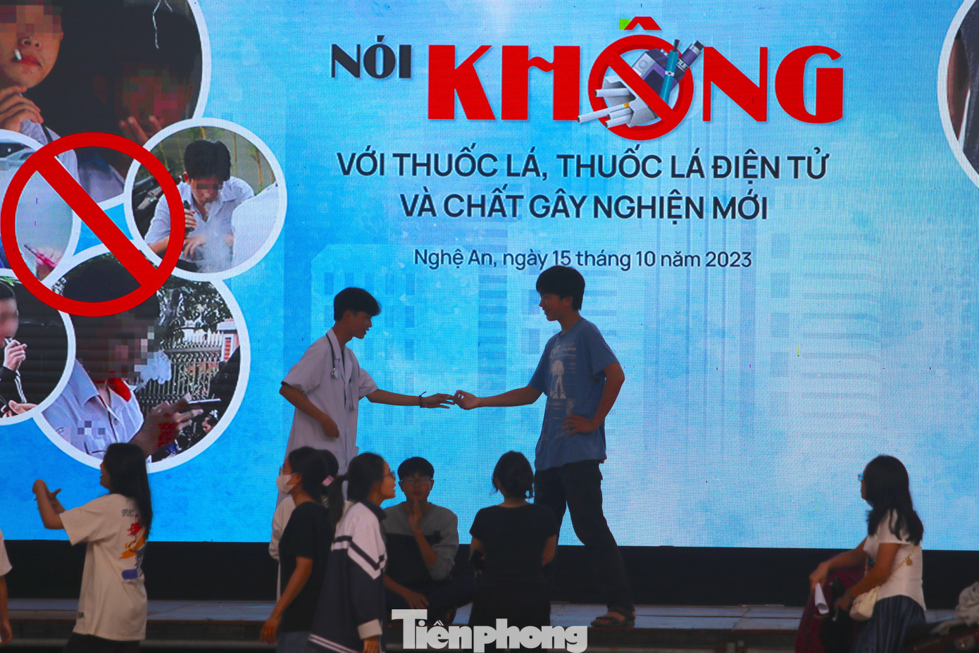 Những em học sinh trường THPT Nguyễn Duy Trinh tập kịch về tác hại của thuốc lá.