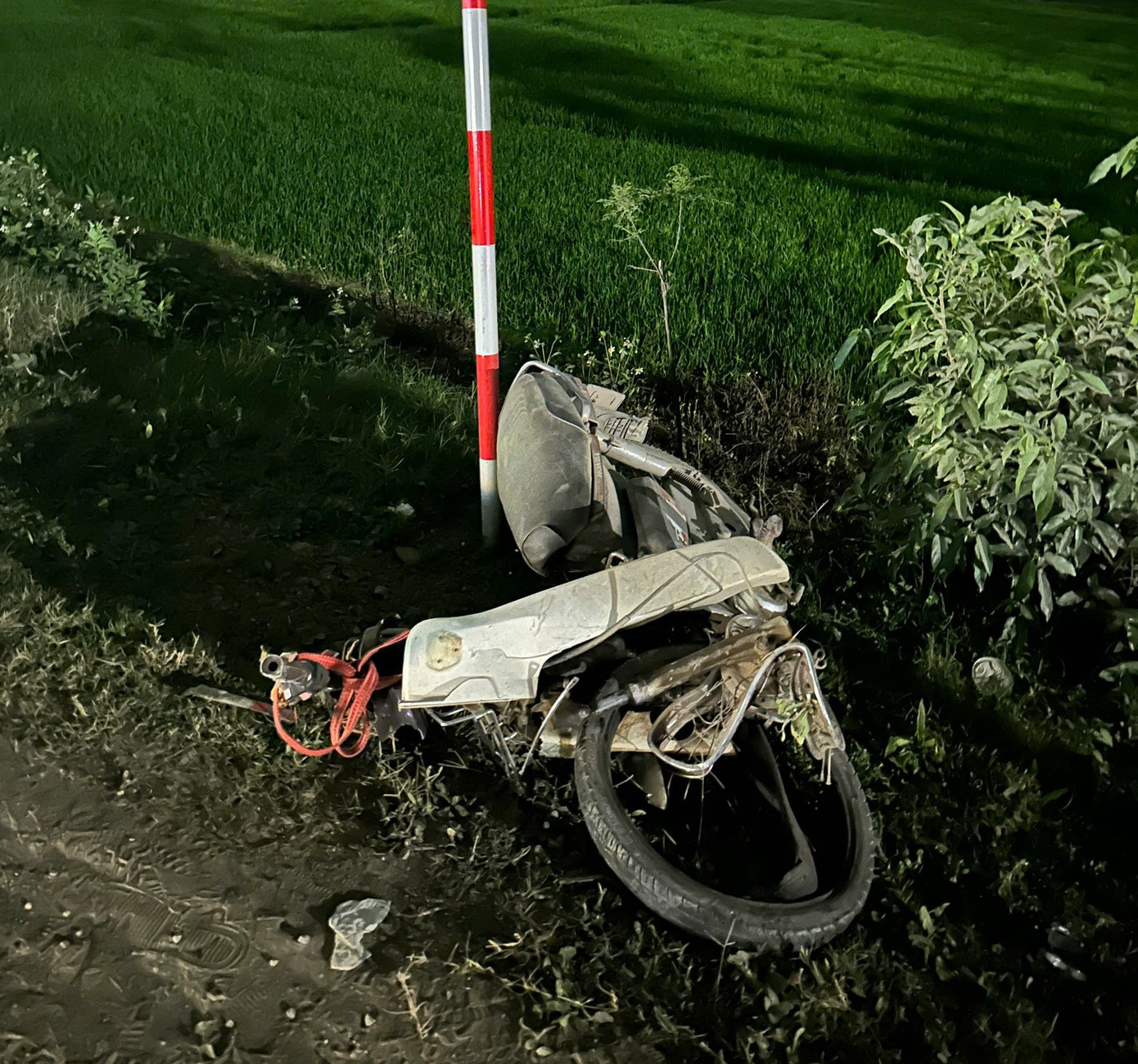 Chiếc xe máy của người đàn ông bị vò nát sau vụ tai nạn. Chiếc xe máy của người đàn ông bị vò nát sau vụ tai nạn.