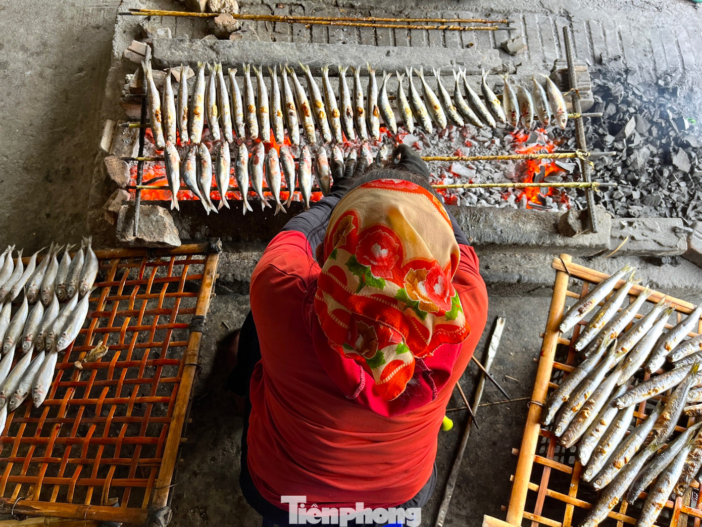 Ở khu vực bến cá Nghi Thủy (thị xã Cửa Lò, Nghệ An) có cả chục cơ sở nướng cá. Cá ở đây có đầy đủ loại từ cá nhỏ đến những loại cá to như cá thu ù.