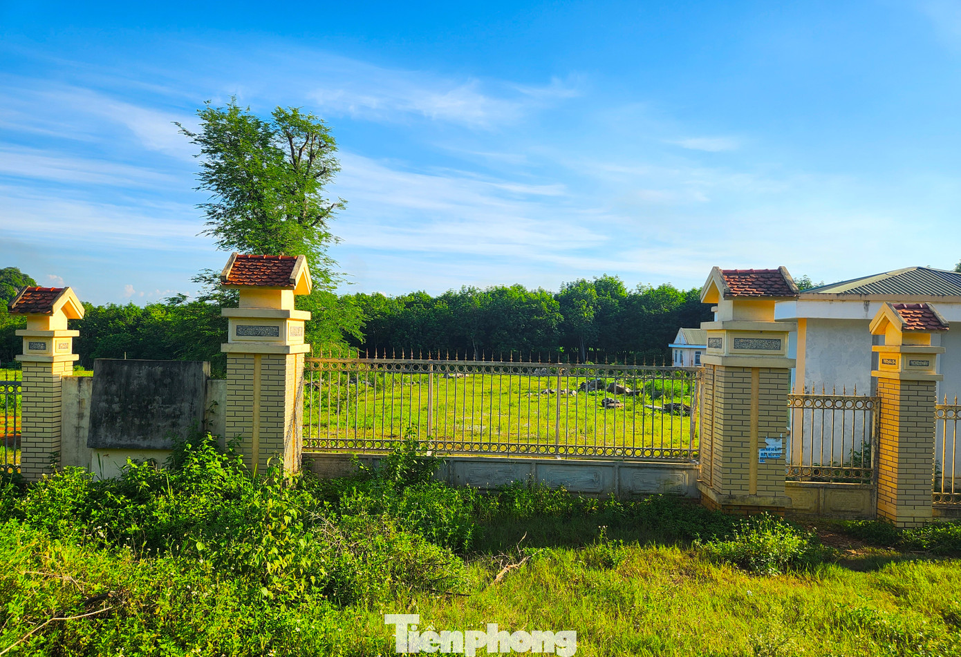 Ở vị trí mới, công ty này đã xây dựng nhiều hạng mục, bờ tường bao nhưng không hiểu sao nhiều năm qua đơn vị này vẫn chưa chuyển đến để hoạt động.