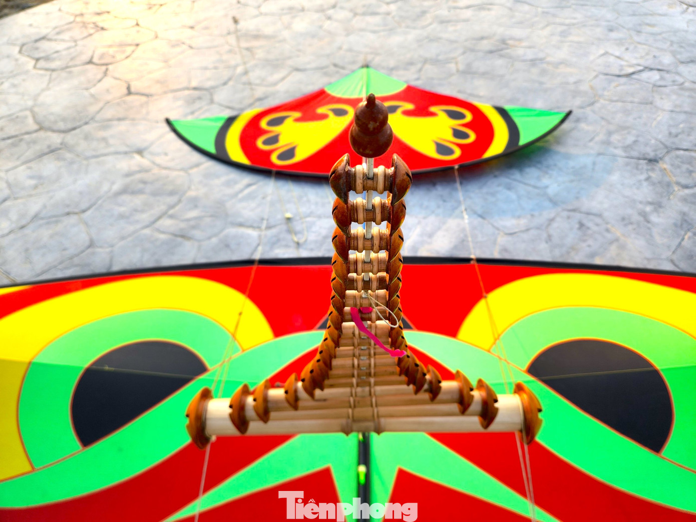 Những con diều sáo được mang đến biển Cửa Lò thả có kích thước rất lớn từ 2-2,5m. Có những con diều lớn đến hơn 3m, lớn hơn một người trưởng thành. Những chiếc sáo gắn trên diều cũng đa dạng, đa chủng loại lớn nhỏ khác nhau để tạo nên những âm thanh khác biệt.