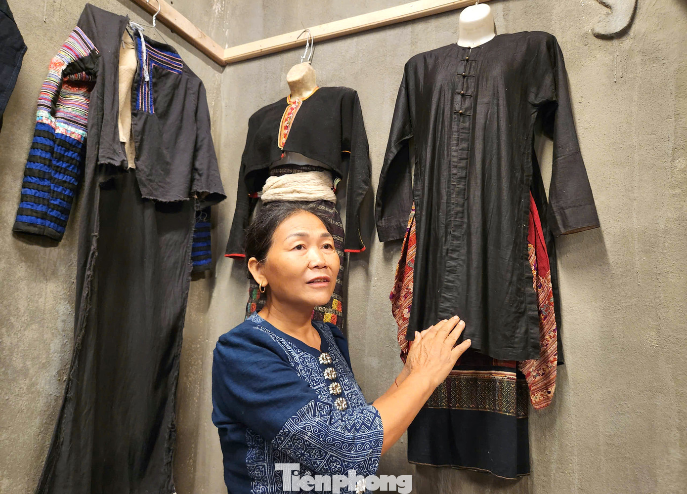 “Đây là bộ váy áo của bà Lo Thị Viên - vợ quan Tri phủ Quỳ Châu - ngày xưa. Bộ trang phục này được bà mặc trong các dịp lễ hội. Đến nay bộ trang phục này đã có niên đại hơn 120 năm”, bà Sầm Thị Bích giới thiệu về bộ đồ cổ quý mà bà đã dày công sưu tầm đưa về trưng bày trong "bảo tàng" của mình.