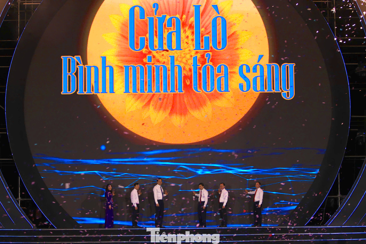 “Chúng tôi mong muốn các doanh nghiệp, tổ chức, hộ kinh doanh cá nhân, du khách cùng nhân dân trong và ngoài nước tiếp tục đồng hành với địa phương, với tỉnh Nghệ An để cùng nhau đưa du lịch biển Cửa Lò phát triển, trở thành một trong những điểm đến hấp dẫn hàng đầu trong bản đồ du lịch của Việt Nam và quốc tế”, bà Trần Thị Cẩm Tú nhấn mạnh. Trong ảnh, các đại biểu thực hiện nghi thức khai trương du lịch Cửa Lò 2025.