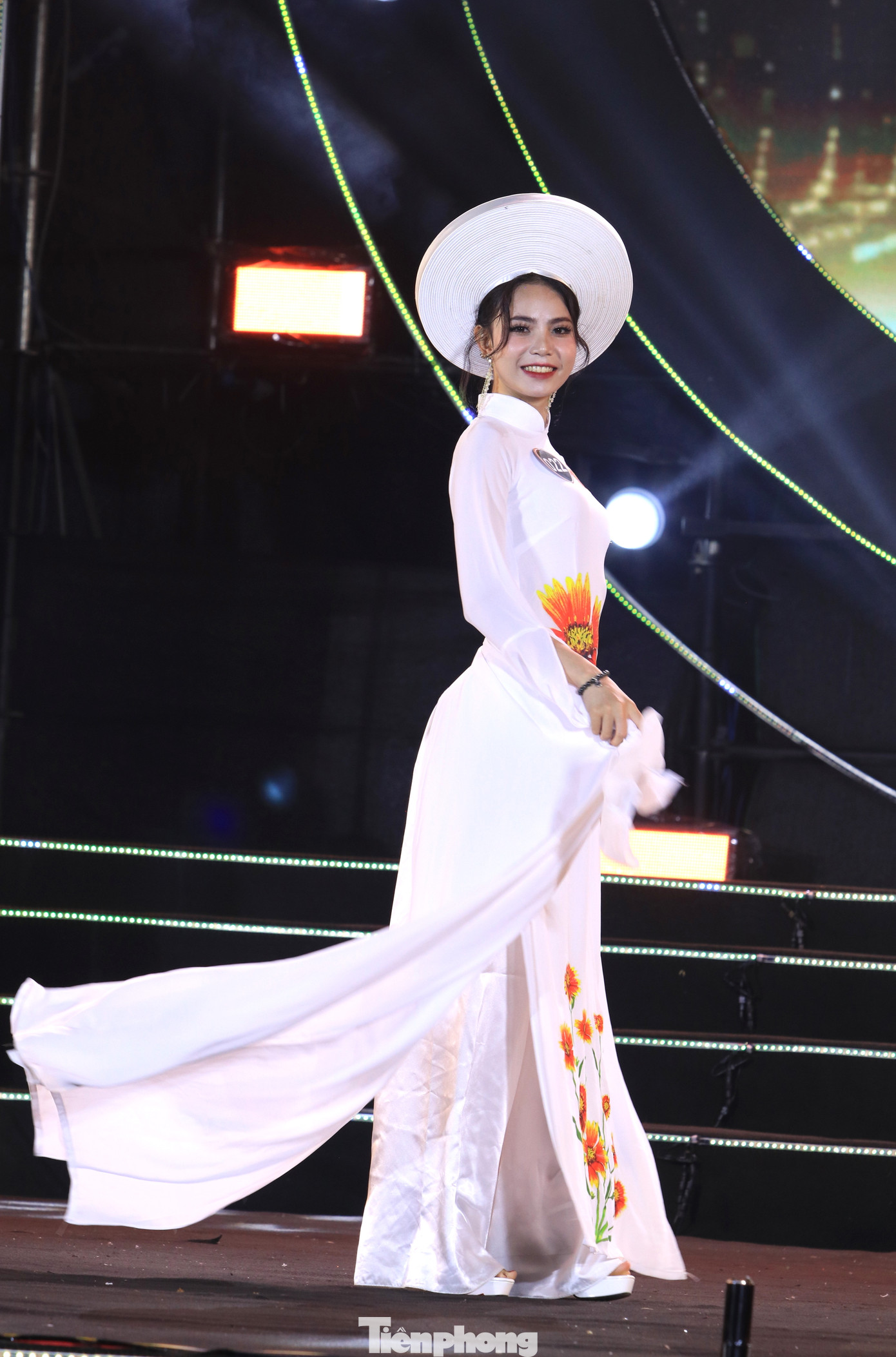 Các thí sinh lung linh với những tà áo dài màu sắc rực rỡ. Đặc biệt, trên áo dài của các thí sinh luôn xuất hiện hình ảnh hoa cúc biển - loài hoa đặc trưng của biển Cửa Lò.