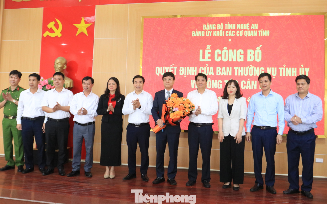 Đại diện lãnh đạo Thị ủy, UBND thị xã Thái Hòa tặng hoa chúc mừng ông Phạm Tuấn Vinh nhận nhiệm vụ mới.