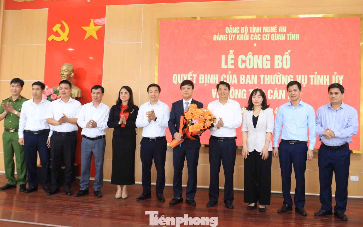 Đại diện lãnh đạo Thị ủy, UBND thị xã Thái Hòa tặng hoa chúc mừng ông Phạm Tuấn Vinh nhận nhiệm vụ mới.