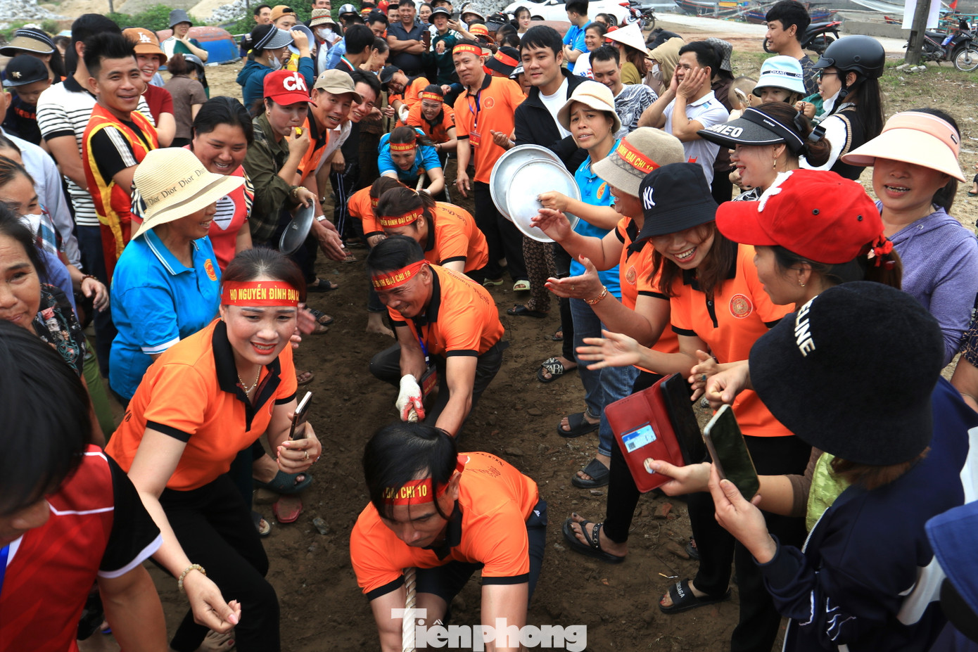 Các đội thi đấu trong tiếng hò reo cổ vũ của hàng trăm khán giả vây quanh.