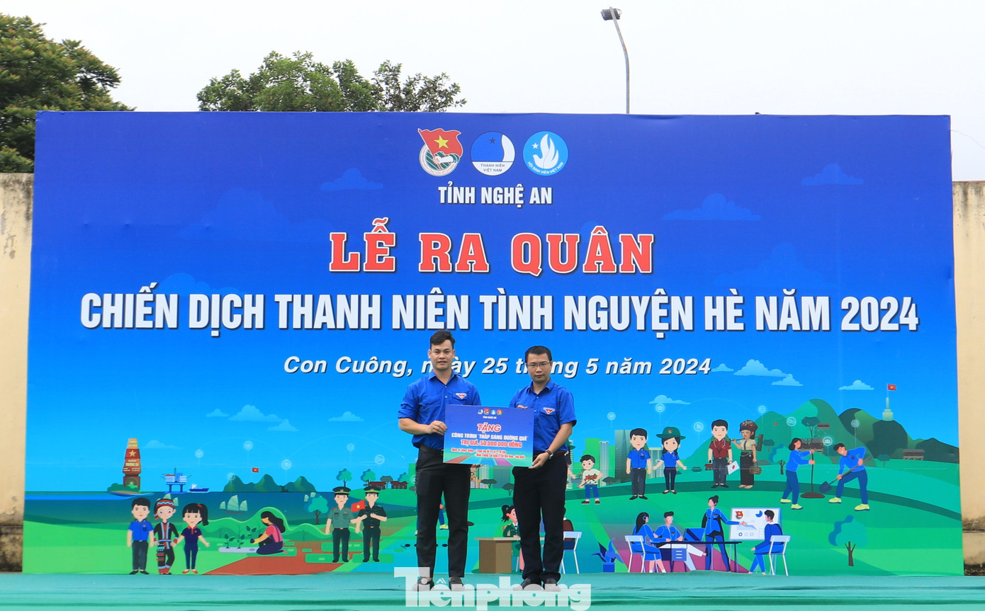 Đoàn Khối Các cơ quan tỉnh và các nhà tài trợ trao tặng các công trình, phần quà cho các cơ quan trên địa bàn huyện Tương Dương, Con Cuông. Đoàn Khối Các cơ quan tỉnh và các nhà tài trợ trao tặng các công trình, phần quà cho các cơ quan trên địa bàn huyện Tương Dương, Con Cuông.