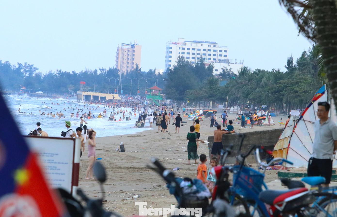Ghi nhận của PV, trong 2 ngày nay du khách đổ dồn về tắm khiến bãi biển này đông nghịt người.