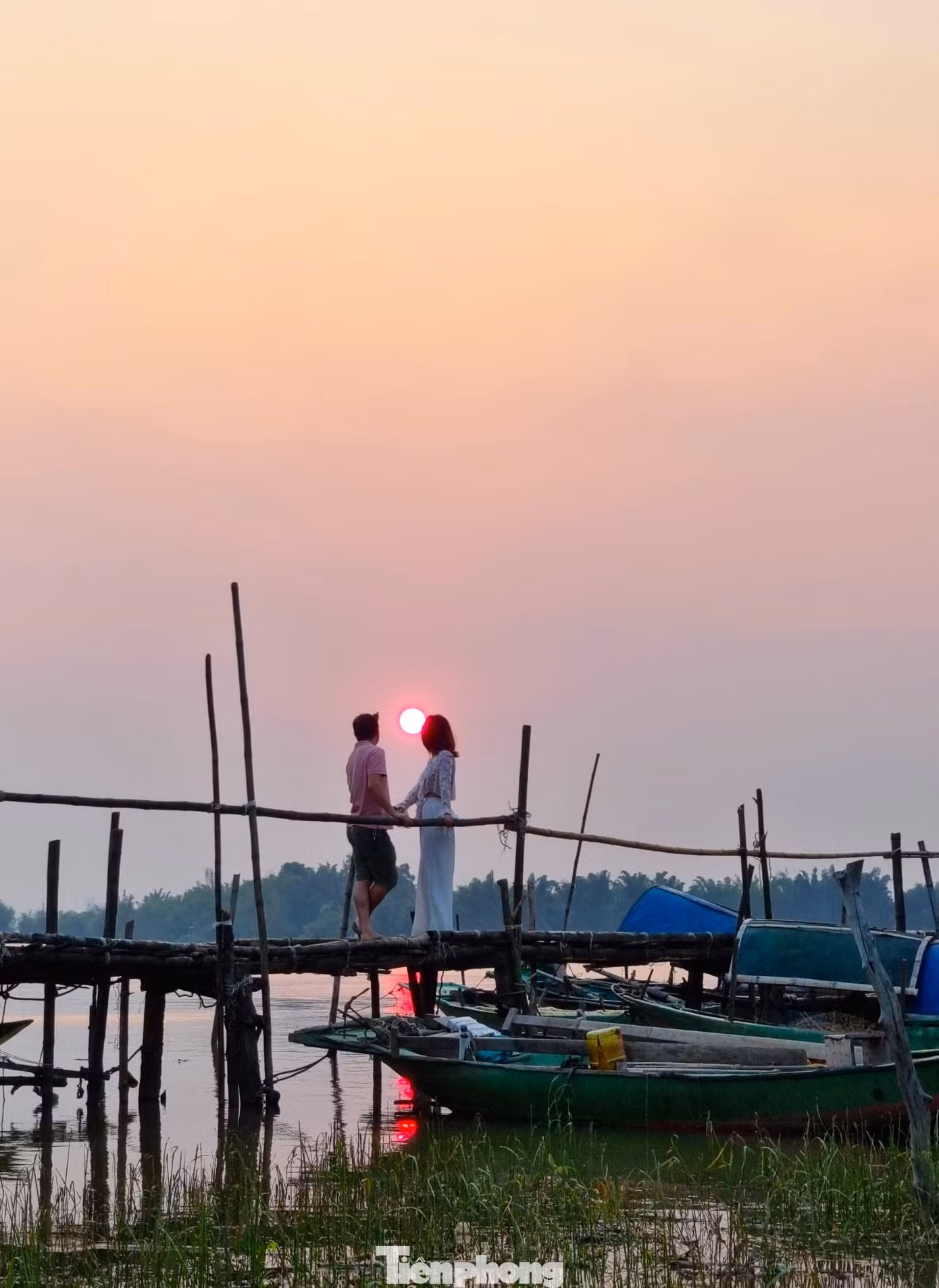Nhiều cặp đôi nam nữ cùng ngắm hoàng hôn trên bến thuyền thơ mộng. Nhiều cặp đôi nam nữ cùng ngắm hoàng hôn trên bến thuyền thơ mộng.