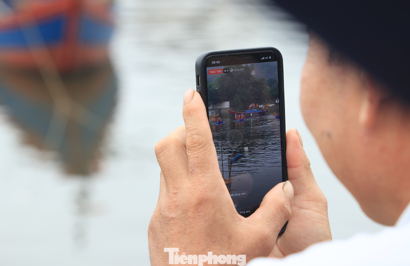 Nhiều người dùng điện thoại live stream trên các nền tảng mạng xã hội, nhiều người mang nắp vung nồi ra để hò reo cổ vũ, tạo không khí sôi động cho lễ hội.