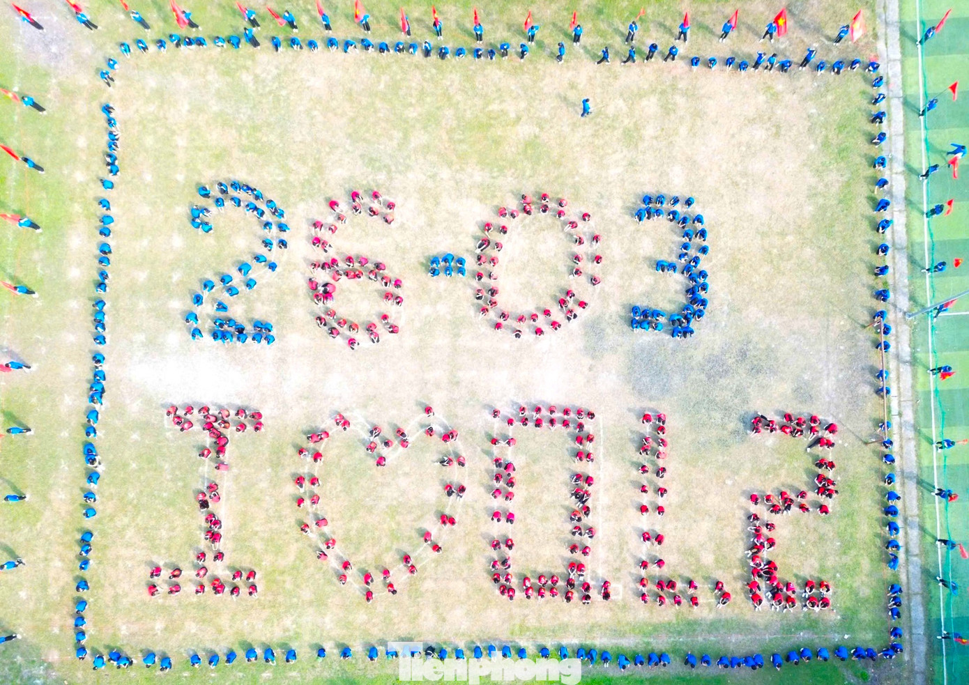 Các đoàn viên thanh niên trường THPT Quỳnh Lưu 2 xếp hình kỷ niệm ngày 26/3.