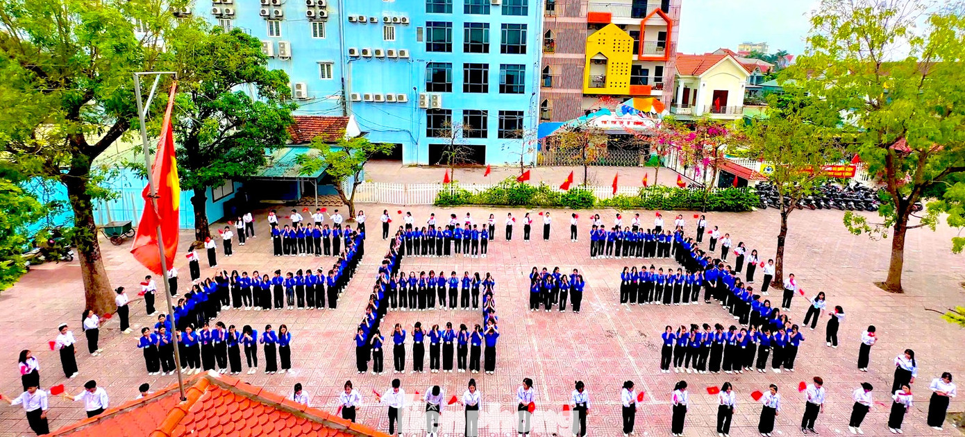 Các trường học sẽ lựa chọn những bài đồng diễn phù hợp với sân trường, các em học sinh của trường để biểu diễn. Các em học sinh sẽ biểu diễn ngay tại sân trường, trên nền nhạc có sẵn với những giai điệu phù hợp với lứa tuổi học trò.