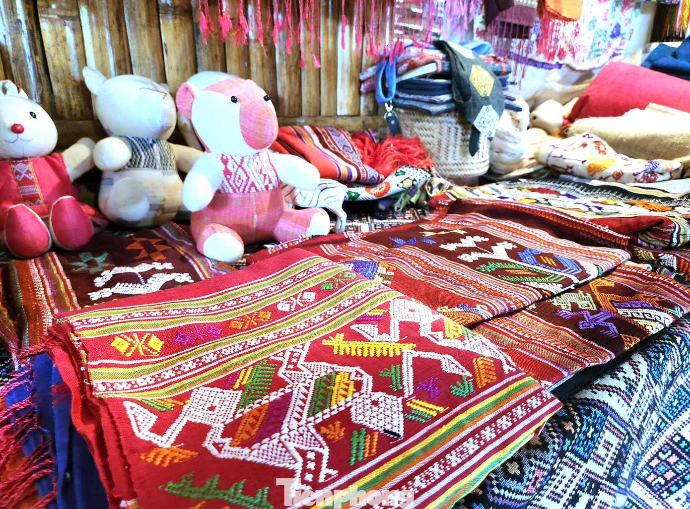 Bên trong nhà, bà Bích trưng bày sẵn nhiều loại vải thổ cẩm khác nhau để giới thiệu đến du khách.