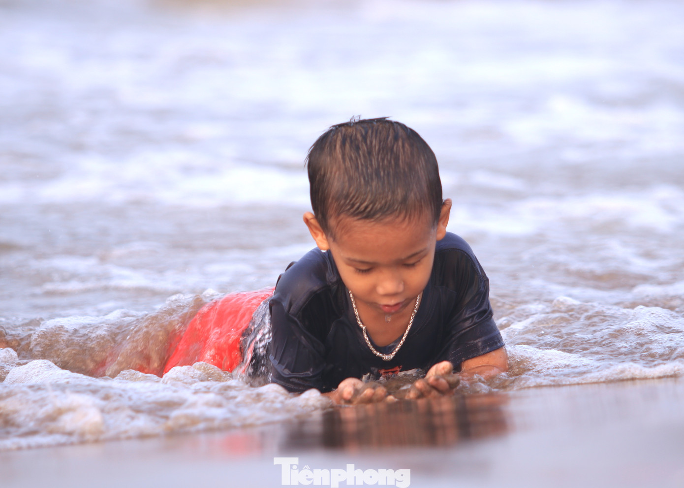 Nhiều em nhỏ đến với biển Cửa Lò và thích thú khi được nằm trên bãi cát trắng mịn màng. Nhiều em nhỏ đến với biển Cửa Lò và thích thú khi được nằm trên bãi cát trắng mịn màng.