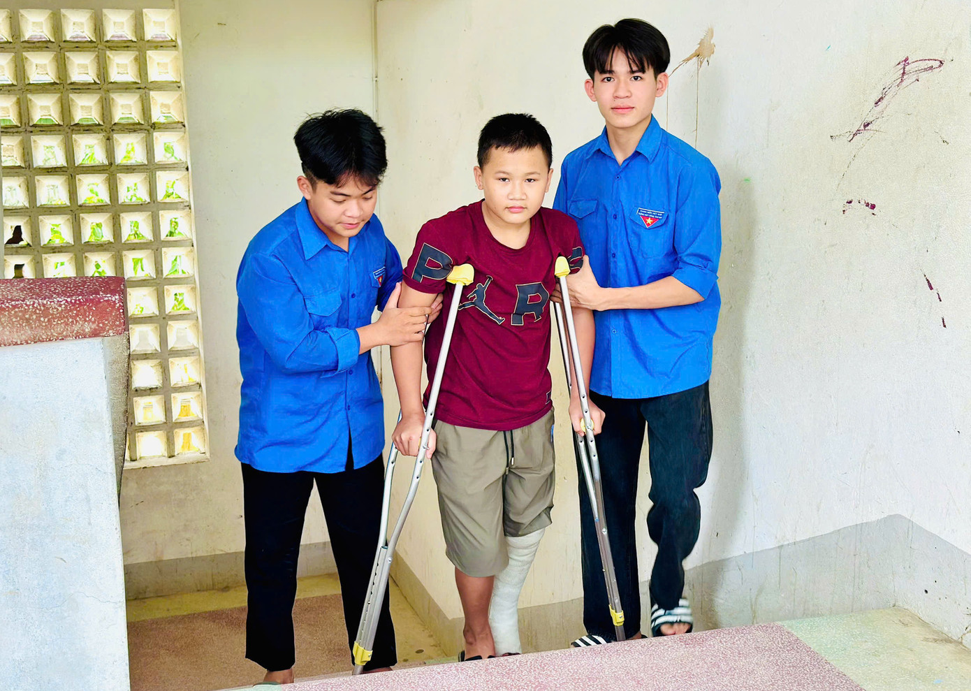 Sáng 3/6, tại điểm thi trường THPT Đặng Thai Mai (Thanh Chương), em Nguyễn Viết Nhật (học sinh lớp 9B, trường THCS Thanh Tùng) đến điểm thi trong tình trạng gãy chân trái. Phát hiện sự việc, các đoàn viên thanh niên hỗ trợ dìu Nhật vào phòng thi an toàn.