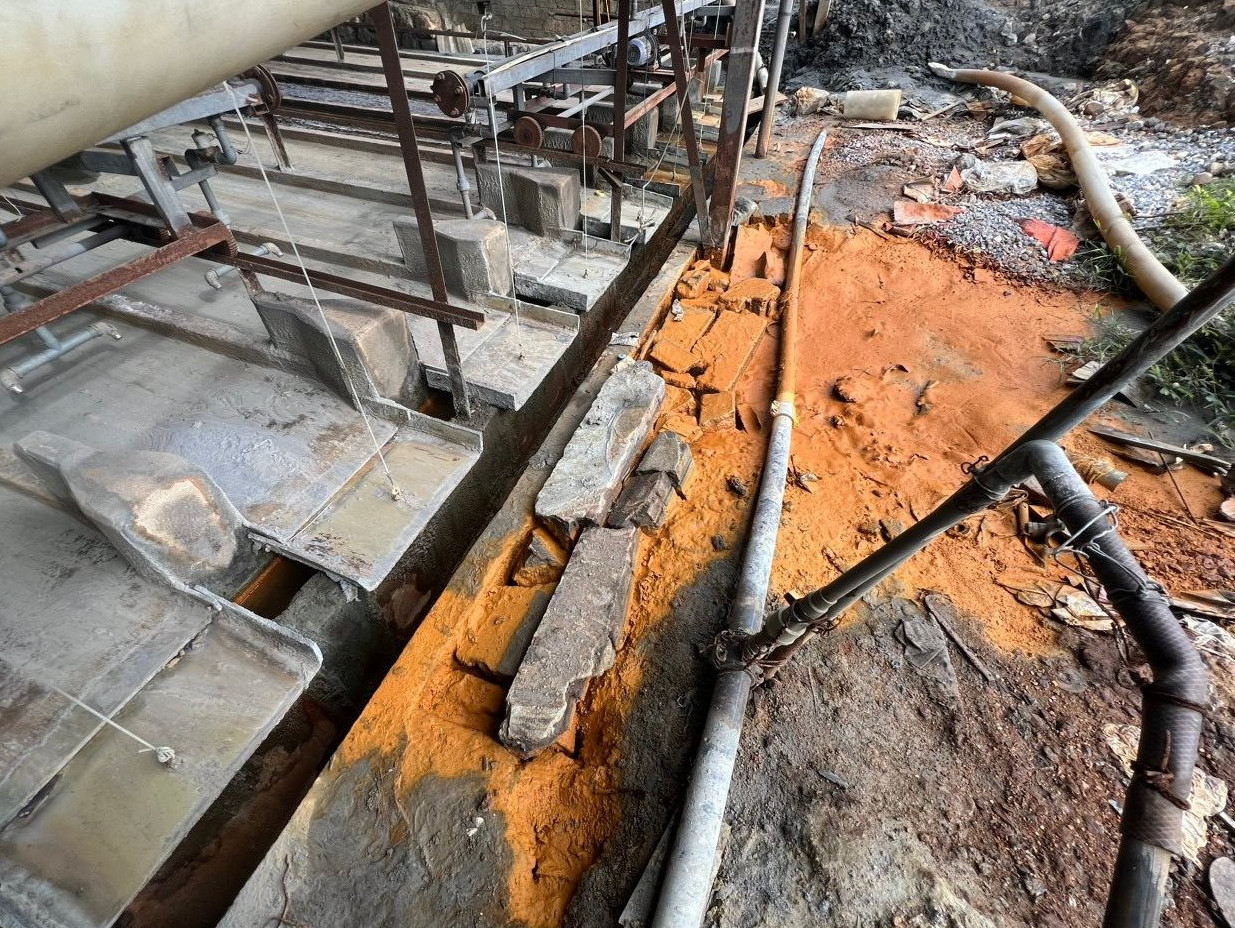 Dấu tích vết bùn vàng đục đọng lại ngay tại mương thoát nước thải khu vực nhà xưởng của Công ty Thiếc Hà An. (Ảnh: Huy Nhâm). Dấu tích vết bùn vàng đục đọng lại ngay tại mương thoát nước thải khu vực nhà xưởng của Công ty Thiếc Hà An. (Ảnh: Huy Nhâm).