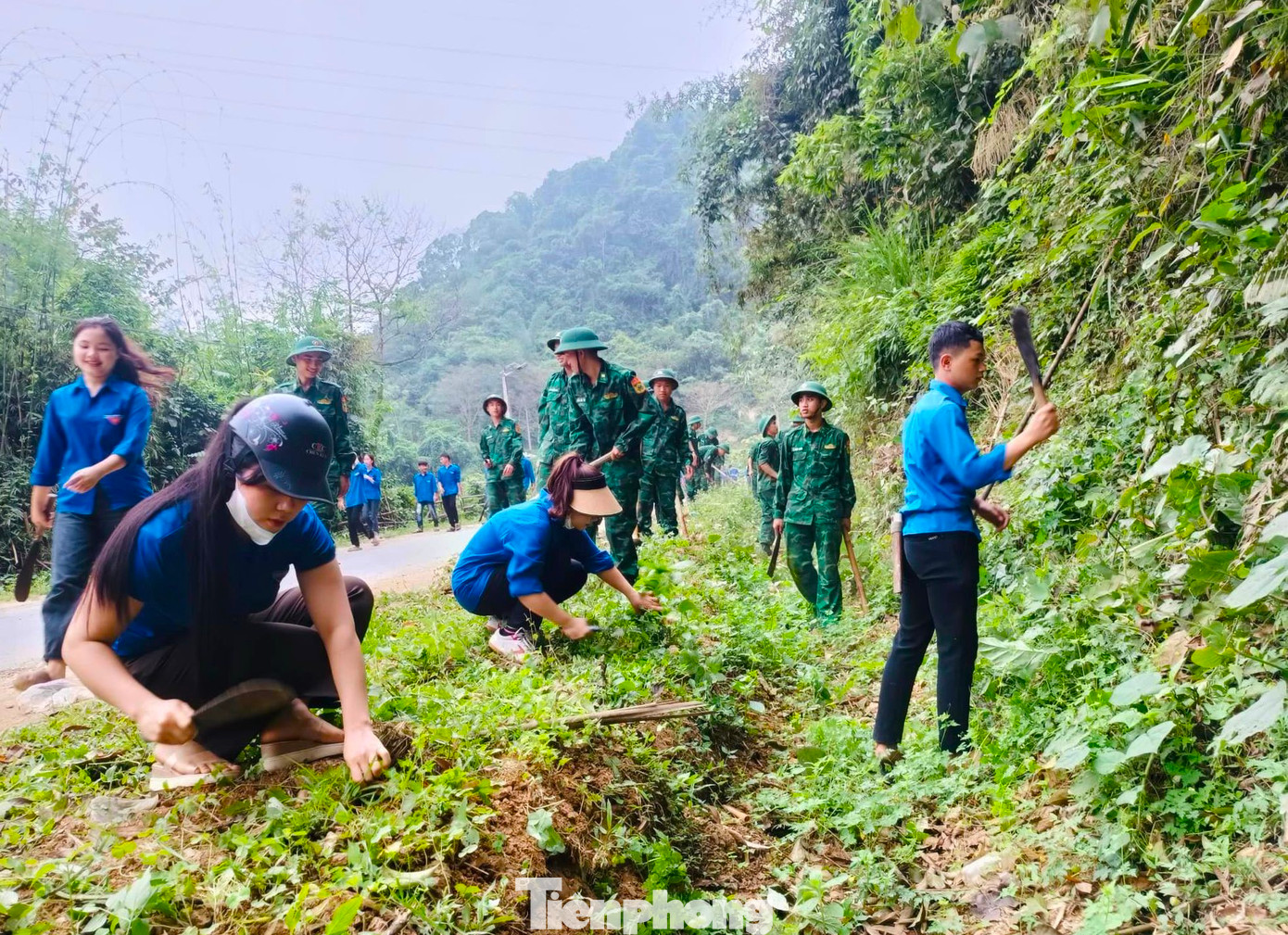 Triển khai 889 hoạt động tình nguyện tham gia bảo đảm trật tự an toàn giao thông.