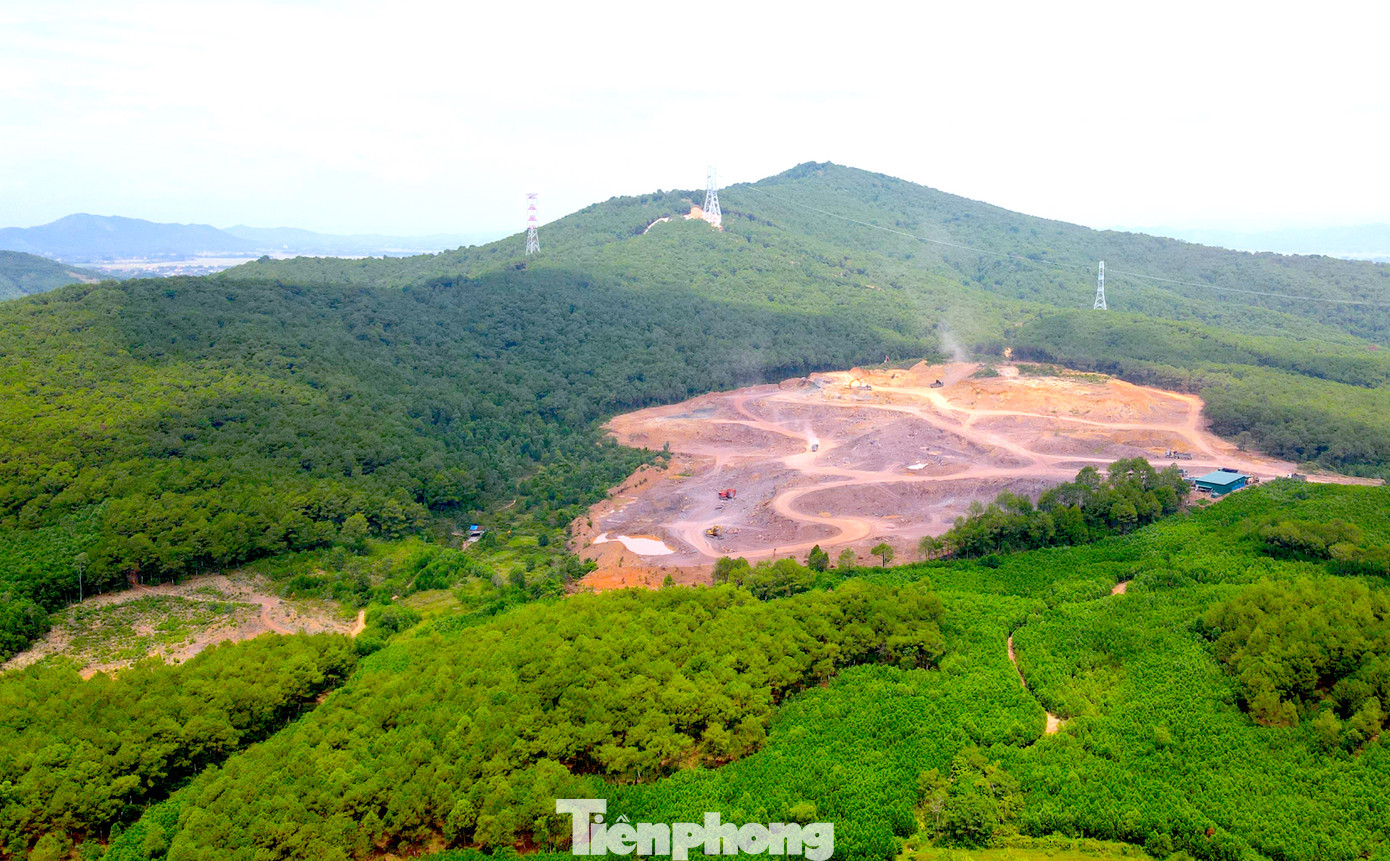 Dự án nghĩa trang nằm trong khu rừng sản xuất, xung quanh tiếp giáp với rừng và mỏ khai thác đất. Dự án nghĩa trang nằm trong khu rừng sản xuất, xung quanh tiếp giáp với rừng và mỏ khai thác đất.