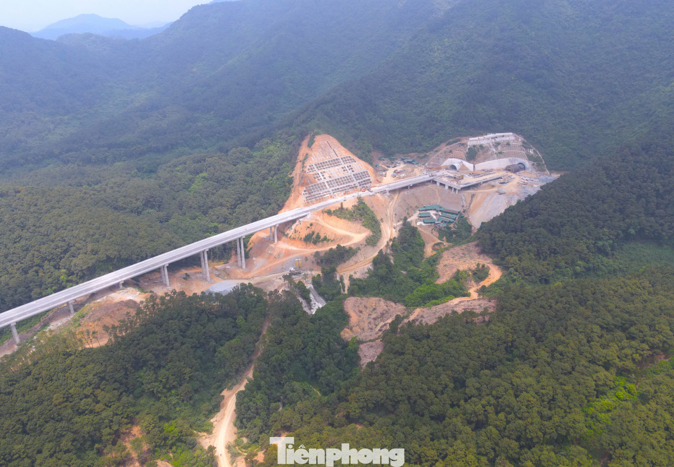 Hầm Thần Vũ có chiều dài 1,13km xuyên qua núi Thần Vũ nối 2 huyện Nghi Lộc và Diễn Châu (Nghệ An). Đến thời điểm hiện tại, vỏ hầm, nền đường hầm nhánh phải từ Bắc vào Nam đã được các nhà thầu hoàn thiện.