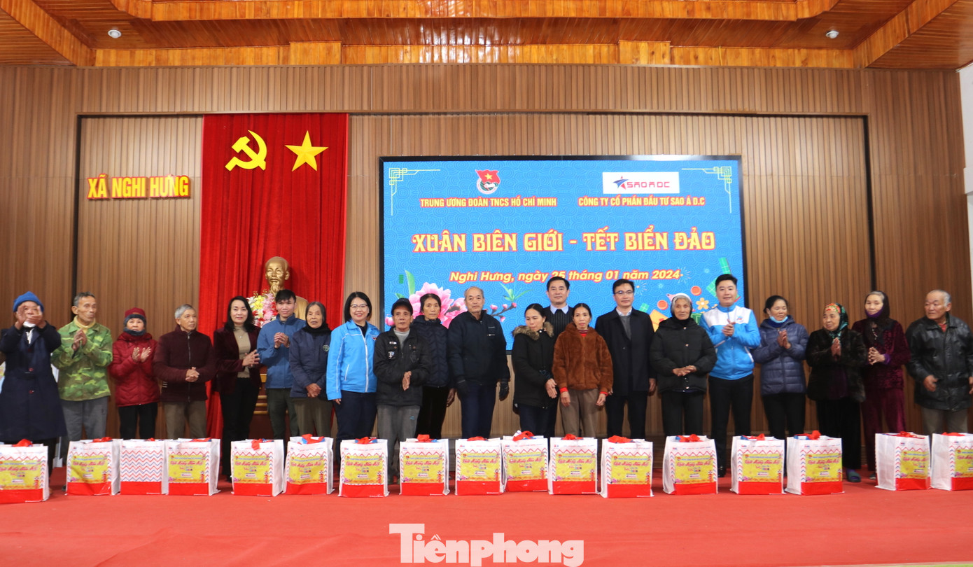 Tại xã Nghi Hưng, ban tổ chức đã trao tặng 300 suất quà cho 300 gia đình có hoàn cảnh khó khăn, thân nhân người có công với cách mạng, người cao tuổi trên địa bàn xã. Tại xã Nghi Hưng, ban tổ chức đã trao tặng 300 suất quà cho 300 gia đình có hoàn cảnh khó khăn, thân nhân người có công với cách mạng, người cao tuổi trên địa bàn xã.