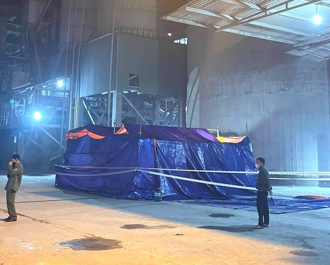 Cơ quan công an tiến hành khám nghiệm hiện trường, điều tra nguyên nhân vụ việc.